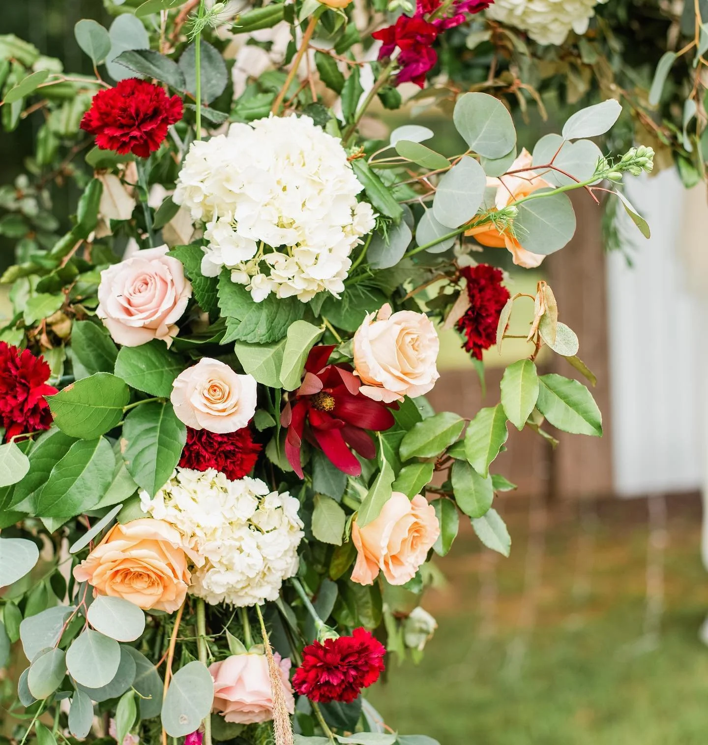 All about the details! 🔍

Here&rsquo;s an up close look of a floral arrangement we used as an arch at an outdoor wedding in Mississippi.

We love connecting with vendors to create beautiful features like this!