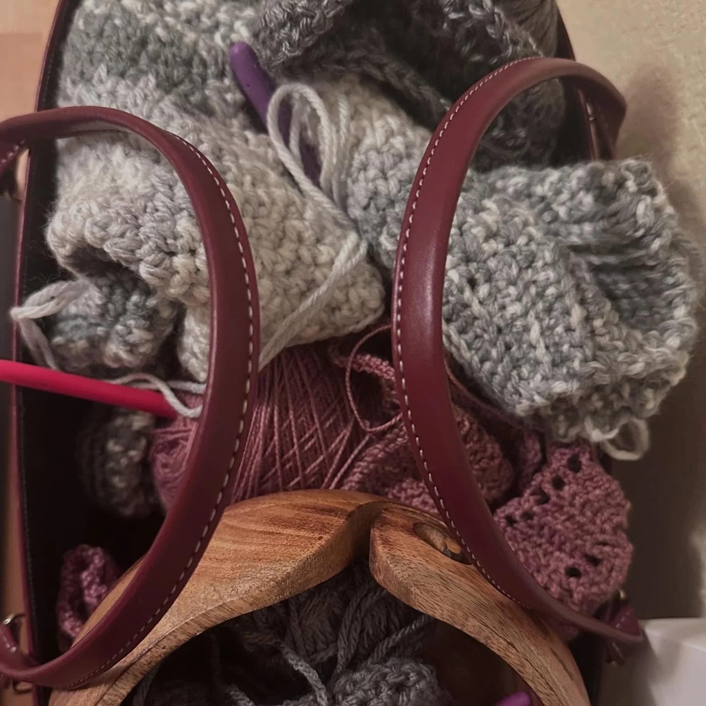 🧶 Introducing my WIP basket! I like to read how other artists spark their creativity and keep moving through times when their creativity feels flat. One artist I read about said two things help her&hellip; 1. staying organized and keeping her work a