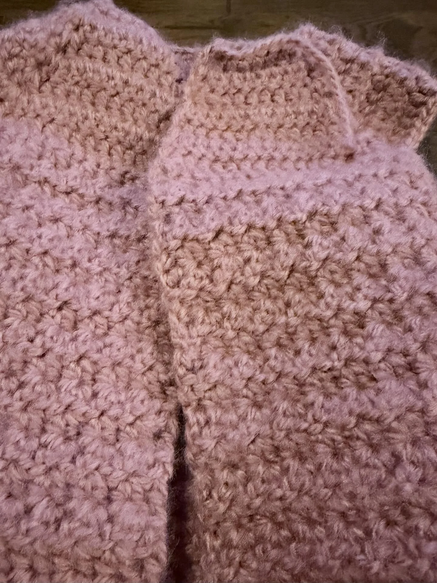 🧶 Now that I found the pattern (see blog yesterday 😵&zwj;💫) I&rsquo;m making good progress on my latest project. I&rsquo;ll post it on my children&rsquo;s boutique account (@snugglebee_khg) when it&rsquo;s done, but spoiler alert: it&rsquo;s a bab