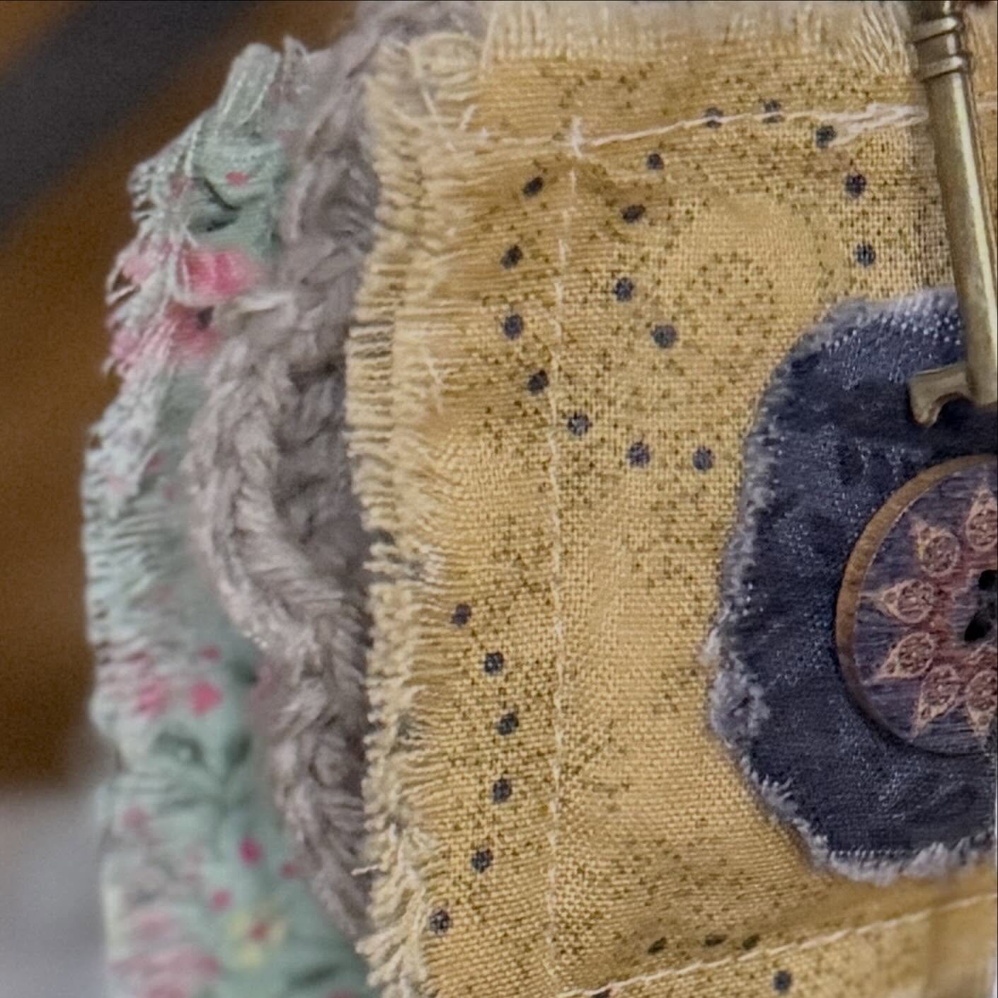 🧶 Frayed edges. It&rsquo;s a boho-vintage-cottage-chic sorta look &hellip; or so I&rsquo;m told. I try to stay in the know but it&rsquo;s certainly not my focus. Especially as I&rsquo;ve gotten older. I still want to look nice. But I just don&rsquo;