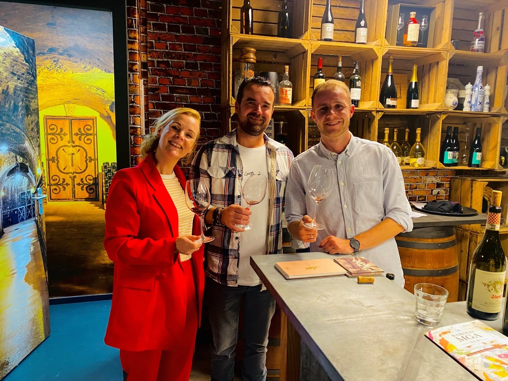 Vlnr: Julia, Frank, Tom van de Wijnzaak