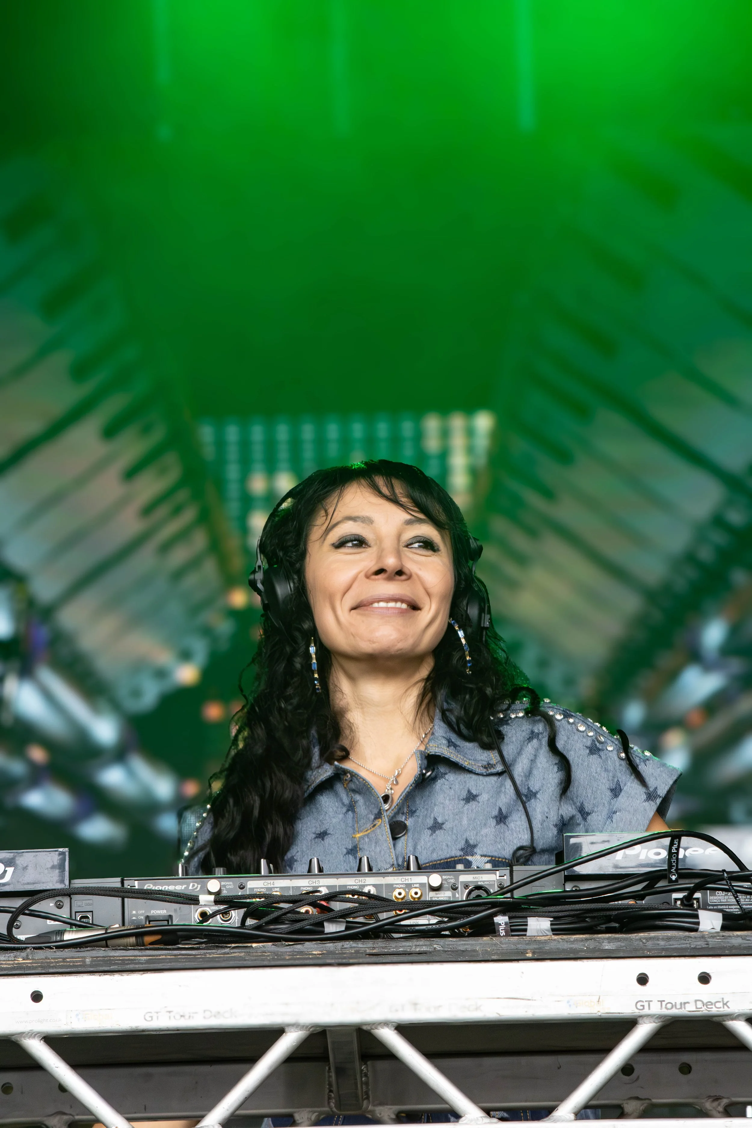 Bez & Firouzeh Razavi - Happy Mondays - 2025