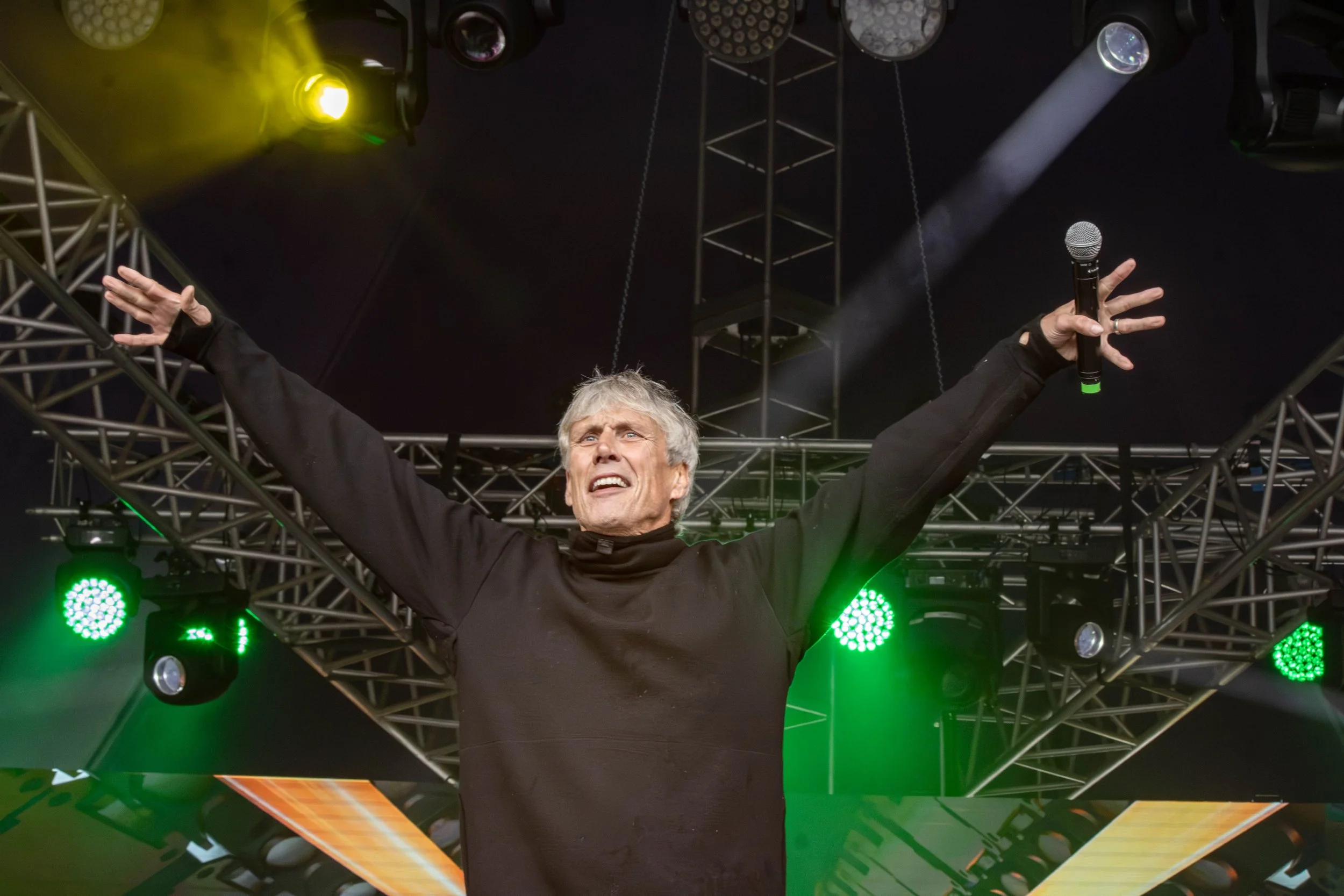 Bez - Happy Mondays - 2025