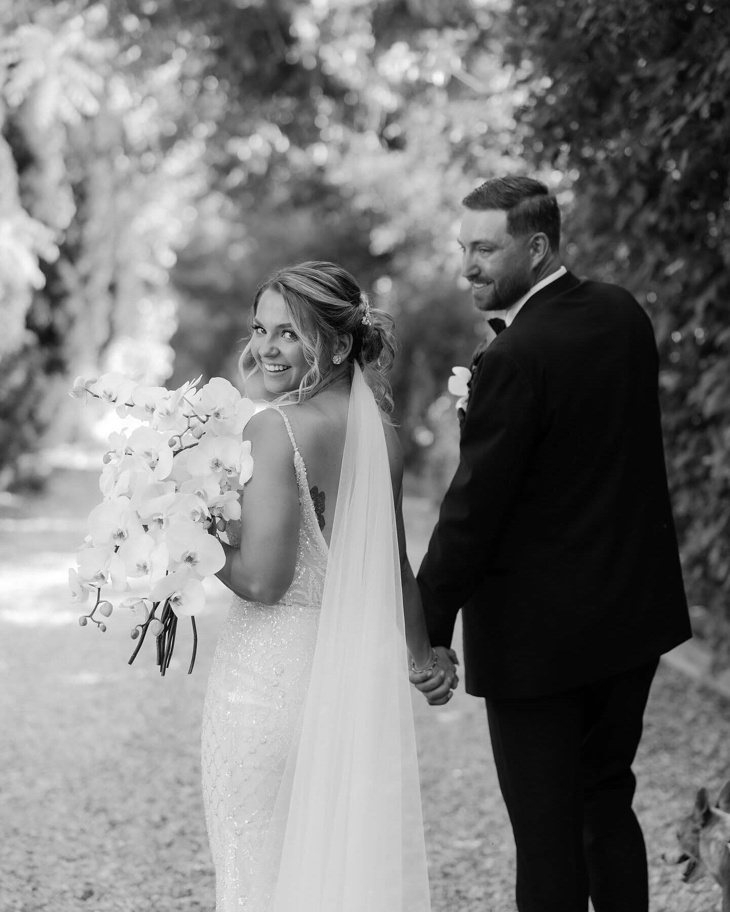 Walking into a new week on ☁️ 9
Ashley &amp; Colin are giving us all the vibes!✨

Bar: @thecoppermuleidaho
Caterer: @wildplumevents
Dress and Veil: @katesbridalcottage
DJ: @ddspdj
Florals: @costafloral
Hair &amp; Makeup: @annellie.mua
Nails: @yourspa