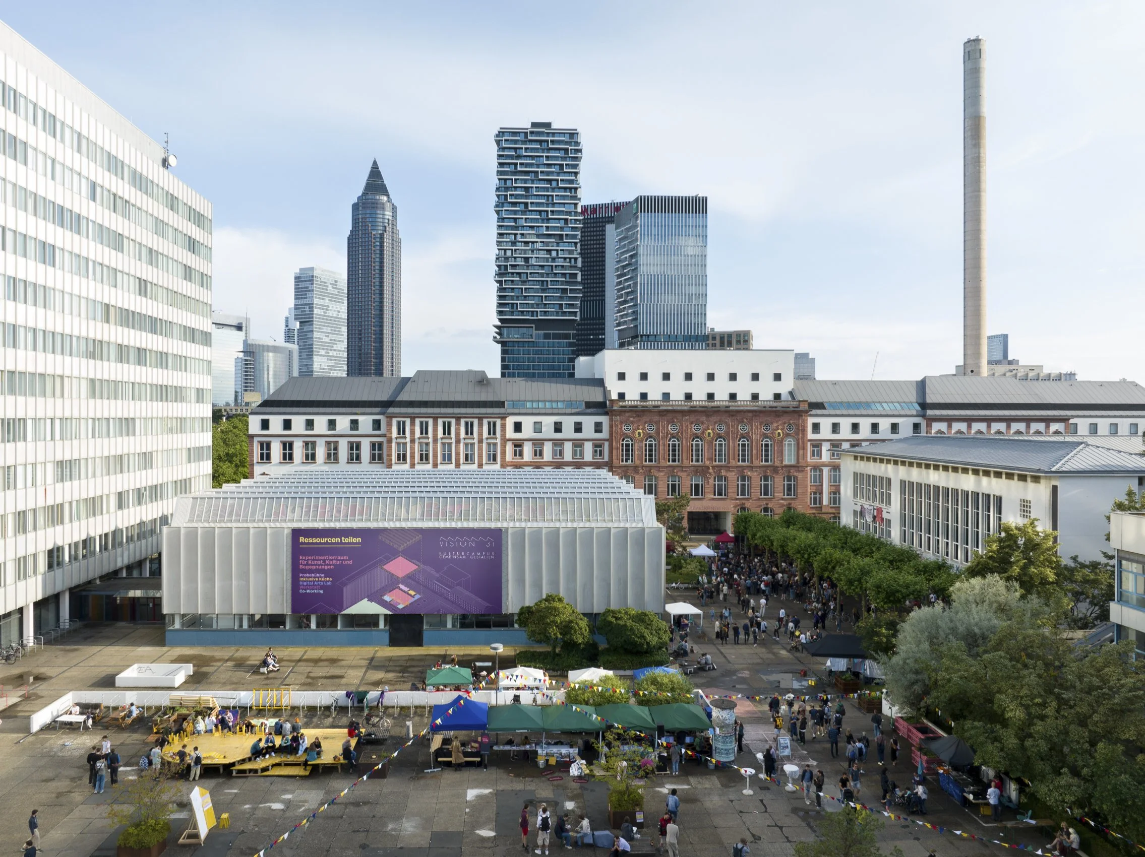 Vision 31_Kunstbibliothek mit Banner_(c) Felix Krumbholz.jpg