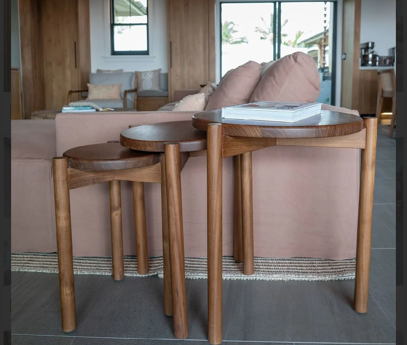 &bull;Side Table &bull;
&bull;Developed by &bull; Kauai Bahia Invest&bull; 
&bull;@kauai_bahia_realestate &bull;
&bull; HawaiiBahiaInvestiment&bull; 
&bull; @hawaiibahiarealestate 
&bull;Furniture &amp; Decor by 
&bull;@bossa_interiordesign &bull;
&b