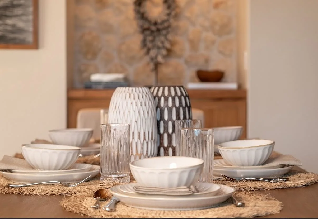 &bull;White Dinnerware Set&bull; 
Developed by &bull; Kauai Bahia Invest&bull; 
&bull;@kauai_bahia_realestate &bull;
&bull; HawaiiBahiaInvestiment&bull; 
&bull; @hawaiibahiarealestate 
&bull;Furniture &amp; Decor by 
&bull;@bossa_interiordesign &bull