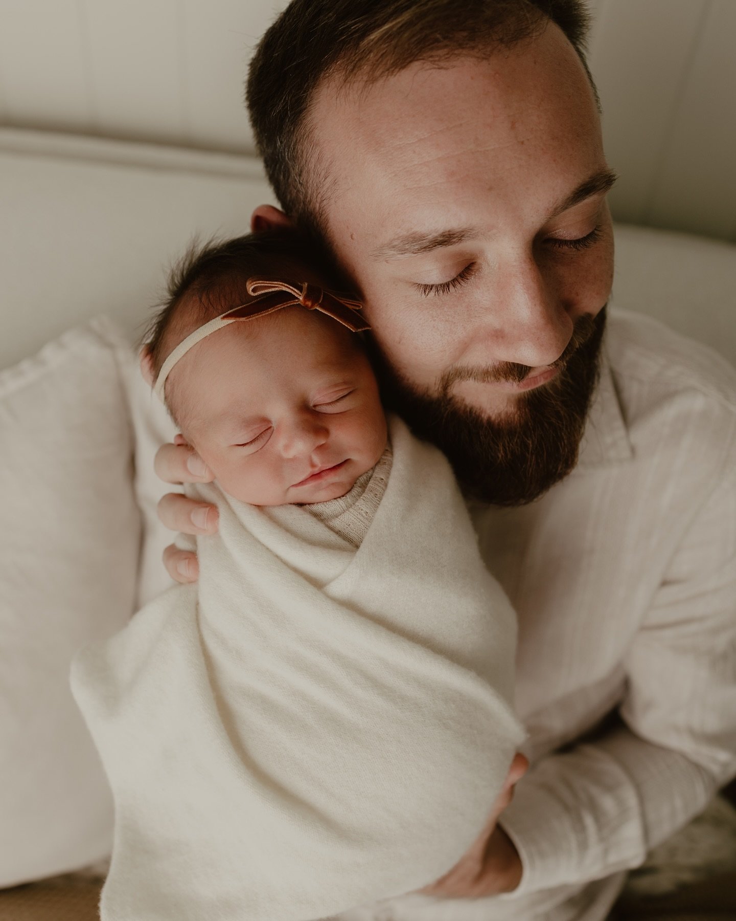 Daddy snuggles 🥹#townsville #townsvillelife #townsvilleshines #townsvillelocal #townsvillephotography #townsvillephotographer #townsvillematernityphotographer #townsvillenewbornphotographer #townsvillefamilyphotographer #supportlocalwithkellie @supp
