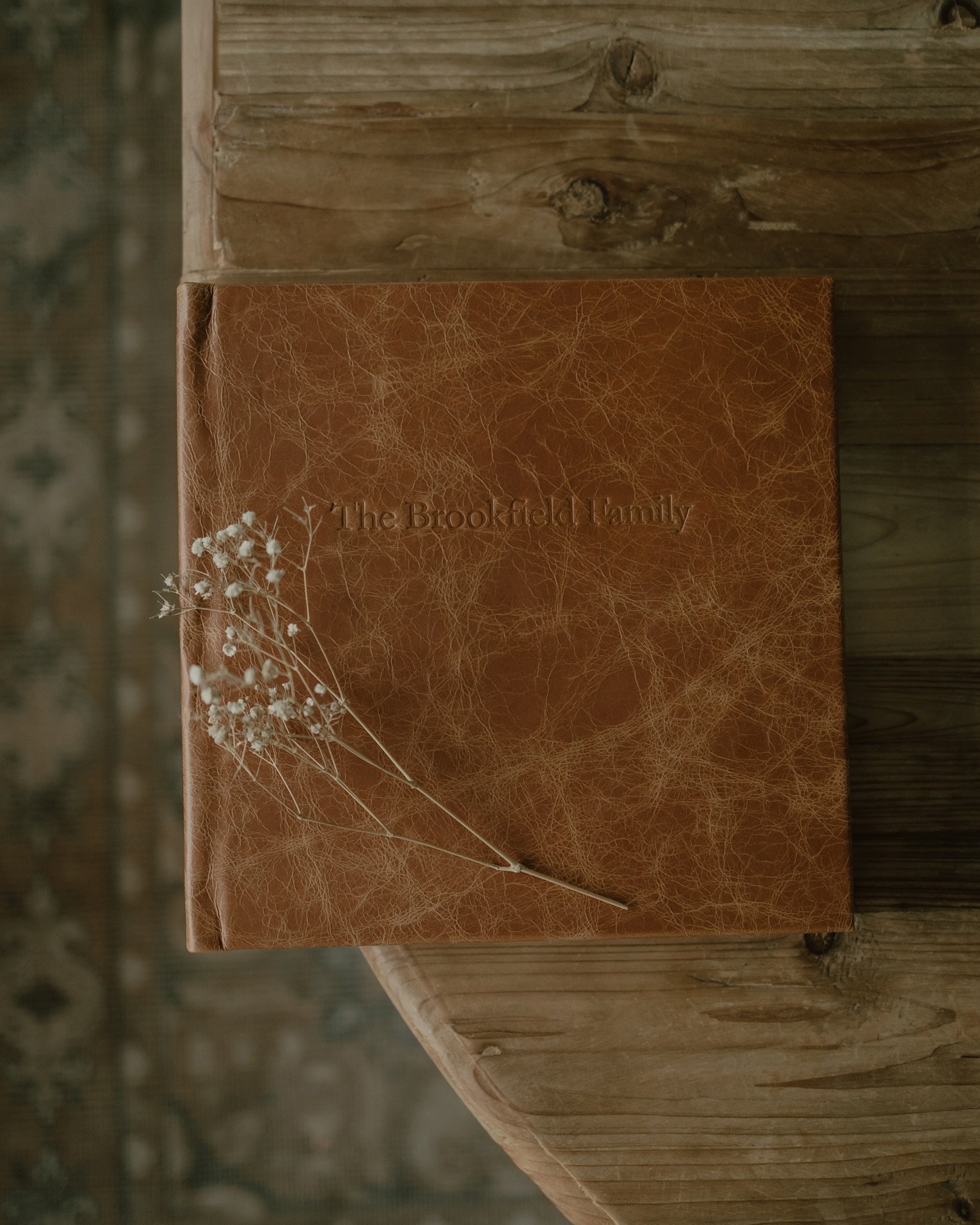 Relive your memories every day🤎. #townsvillephotographer #townsvillelocal #townsvillelocalbusiness #townsvillesmallbusiness #supportlocalwithkellie @supportlocal.withkellie #photography #heirloomphotoalbum #leatherphotoalbum #printyourphotos