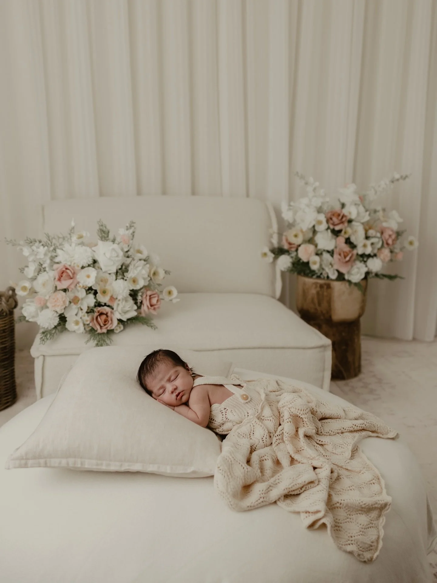 Every session is slow, calm &amp; baby-led&hellip;
no rushing, just gentle moments. #townsvillephotographer #newbornphotography #townsvillefamilyphotographer #newbornphotographer