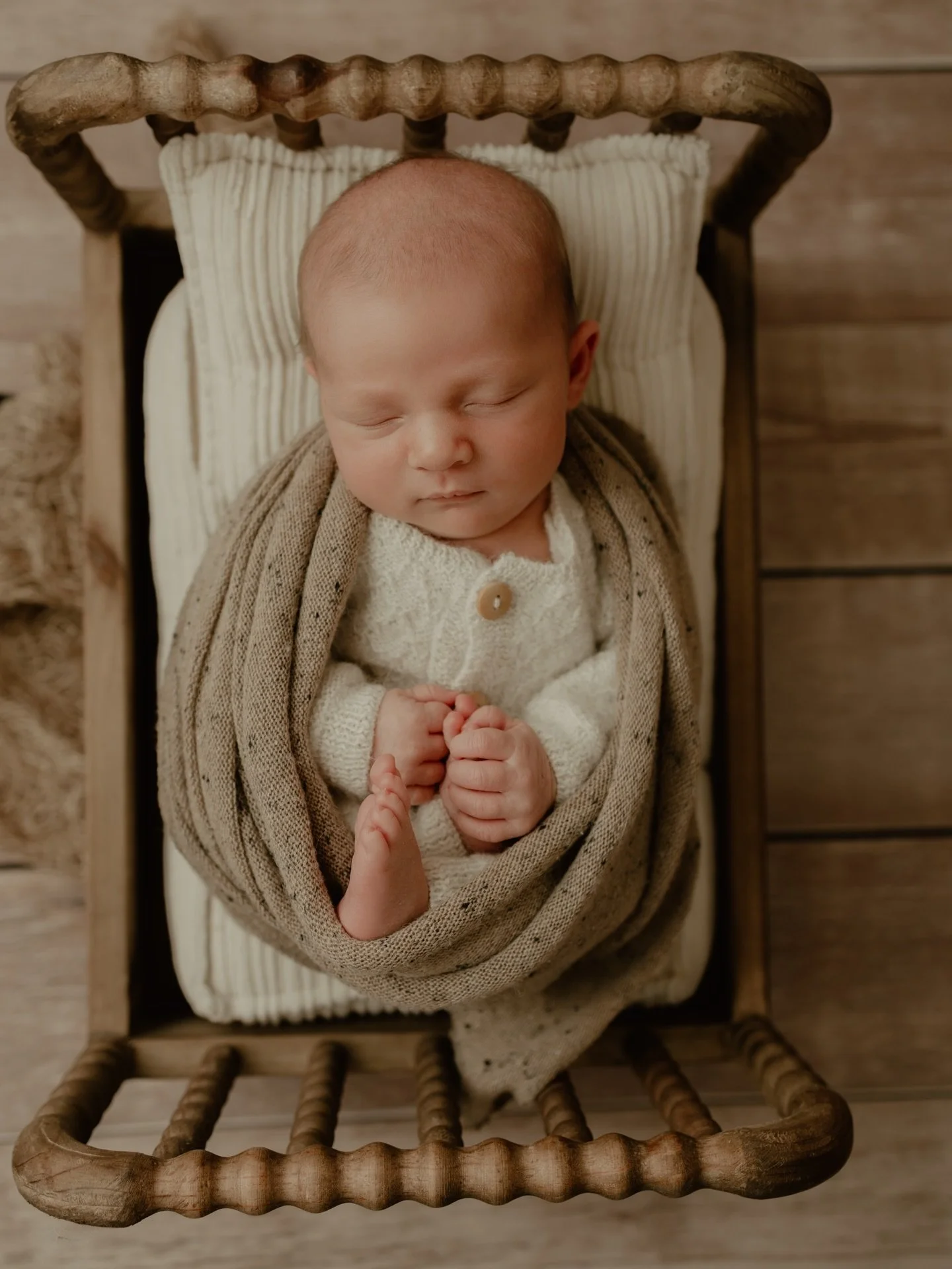 I know how overwhelming those first weeks can feel&hellip;
that&rsquo;s why I gently guide everything and help settle your little one so you can just breathe ❤️#townsville #townsvillephotographer #newbornphotography #townsvillefamilyphotographer