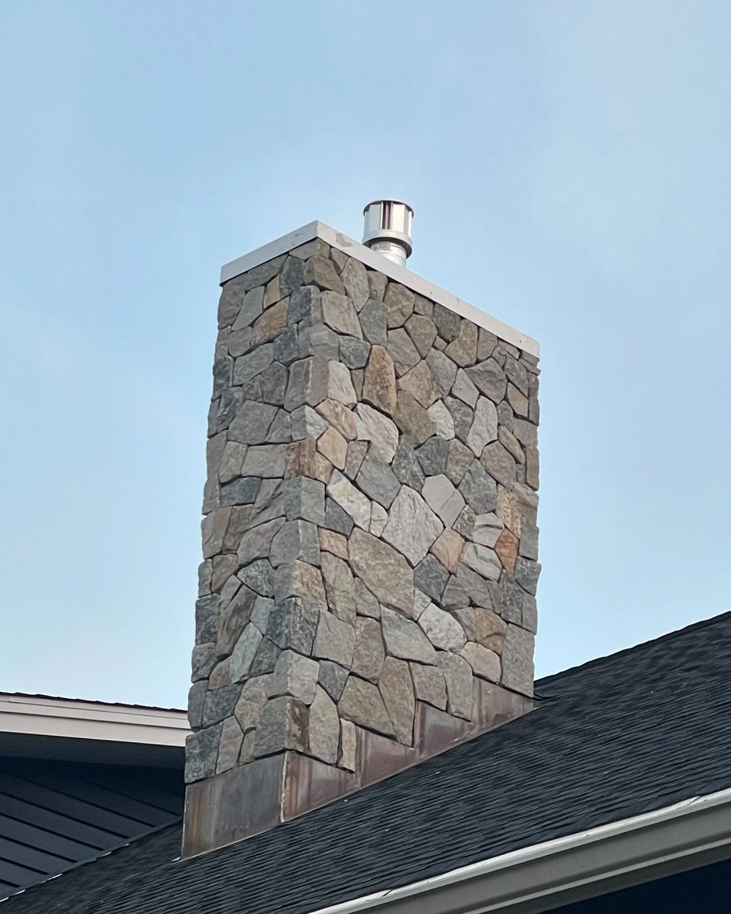Mosaic stone chimney completed by us! 🤘🏽 
&bull;
&bull;
&bull;
&bull;
&bull;
&bull;
&bull;
#southernmortarworks #bricklaying #construction #masonrycontractor #masonry #brickmason #stonemason #brick #stonework