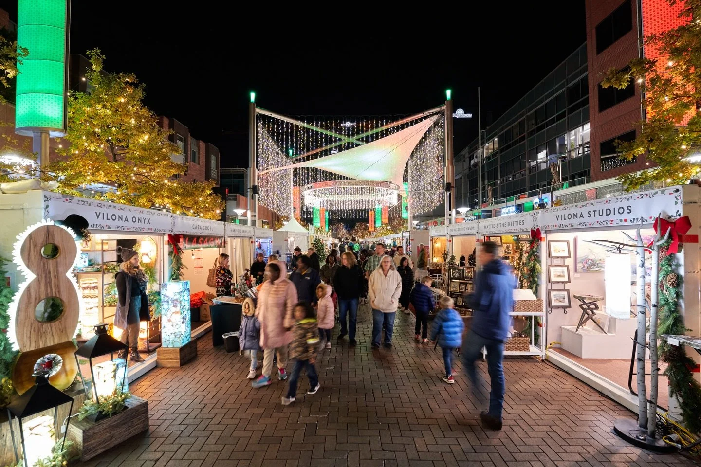 🎁Today is the day! The @cherrycreekholidaymarket is now open daily through December 24, featuring 40 rotating vendor booths, the Mistletoe Lounge holiday pop-up bar, @givingmachinedenver and a concert series of live local music. 

This market is and