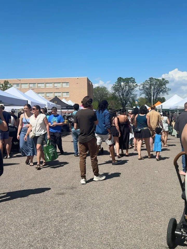 Scenes from the @harveyparkfarmersmarket 

What a beautiful day for a market! Perfect weather for strolling, sipping and supporting local.