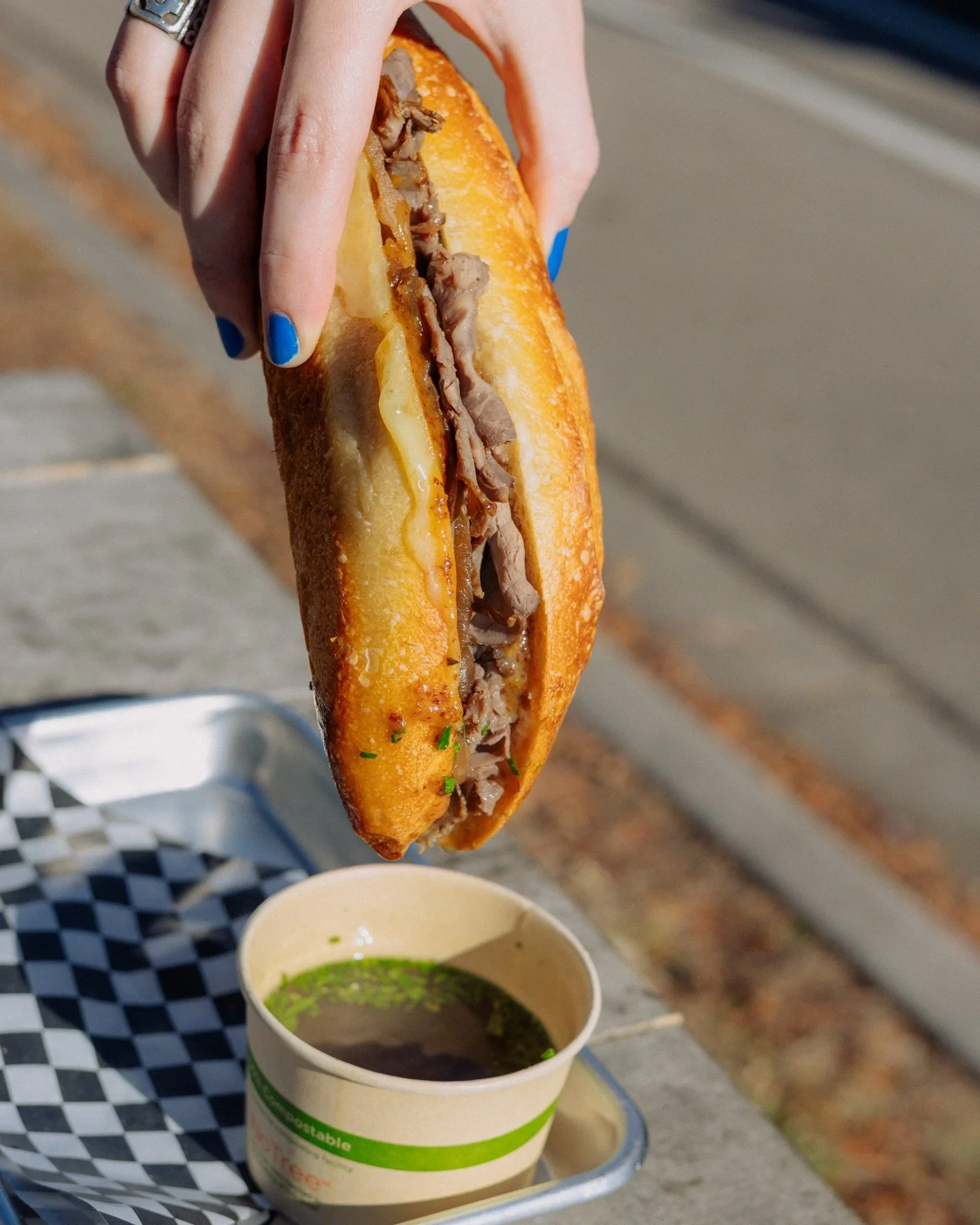 un dip fran&ccedil;ais

le boeuf wagyu, moutarde aux figues, fromage comt&eacute;, oignon caram&eacute;lis&eacute;, et jus pour trempette. sur une baguette de @bakeryinthewoods 

ferm&eacute; la semaine prochaine pour le vacance