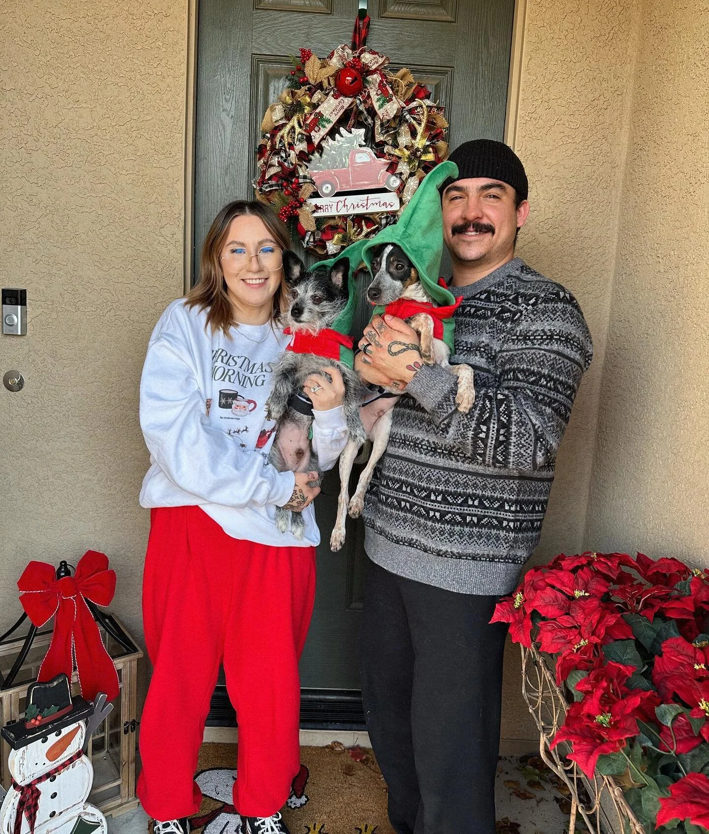 Feliz Navidad from the Morenos + our little elves!!🎄❣️🐾