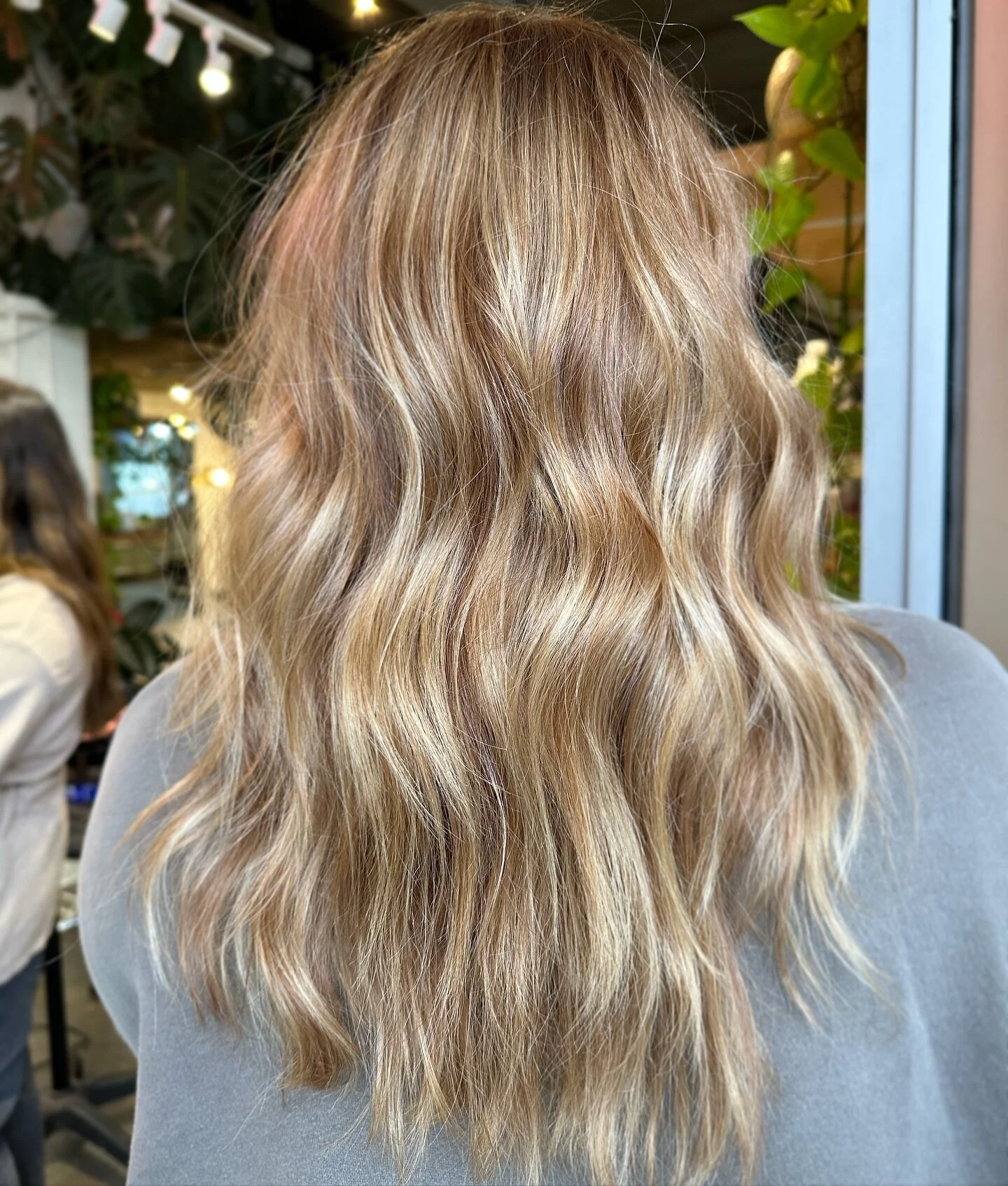 hiiieee🥰 i promise i still do hair!! excited to get back in the salon tomorrow , link in my bio to get in before the holidays🫶🏻