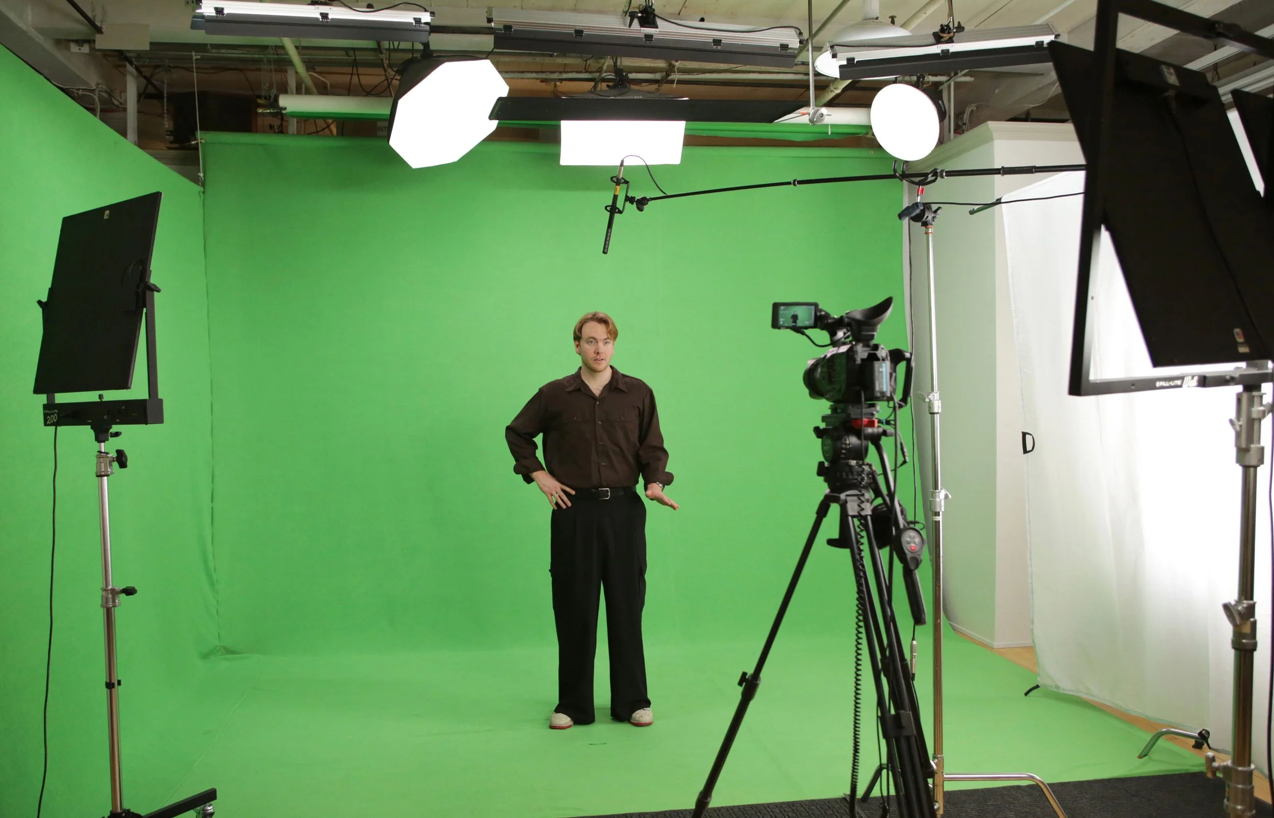 Captured mid-shoot, a presenter faces the camera in a green screen studio, where every lighting and audio detail is tuned for post-production flexibility.