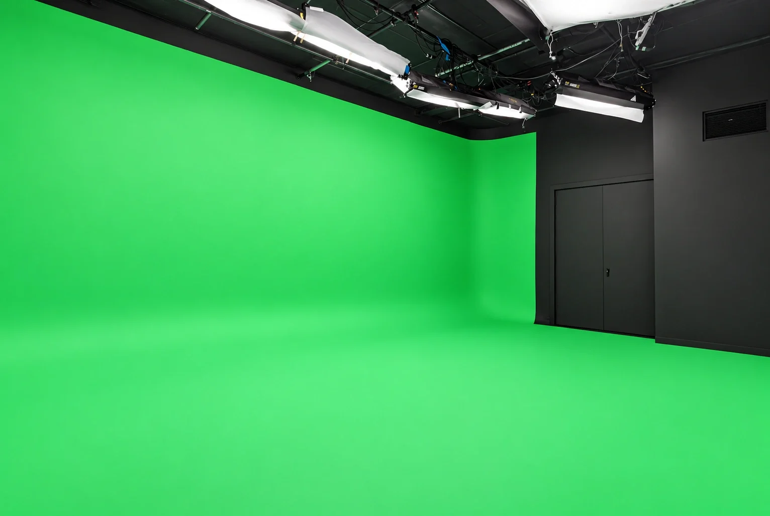 Two-cove cyc with a connected green room