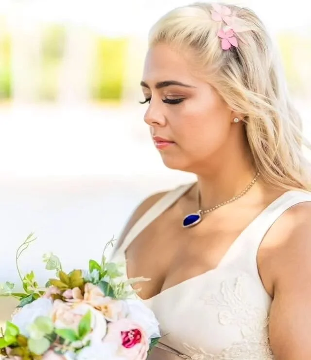 That bridal GLOW ✨ 

I was honored to get to do my best friends makeup for her gorgeous wedding in Hawaii 🌴

The goal was a natural, glowy skin with a pop of pink shimmer eyeshadow (had to be pink, if you knew my best friend) and natural brows. 
.
.