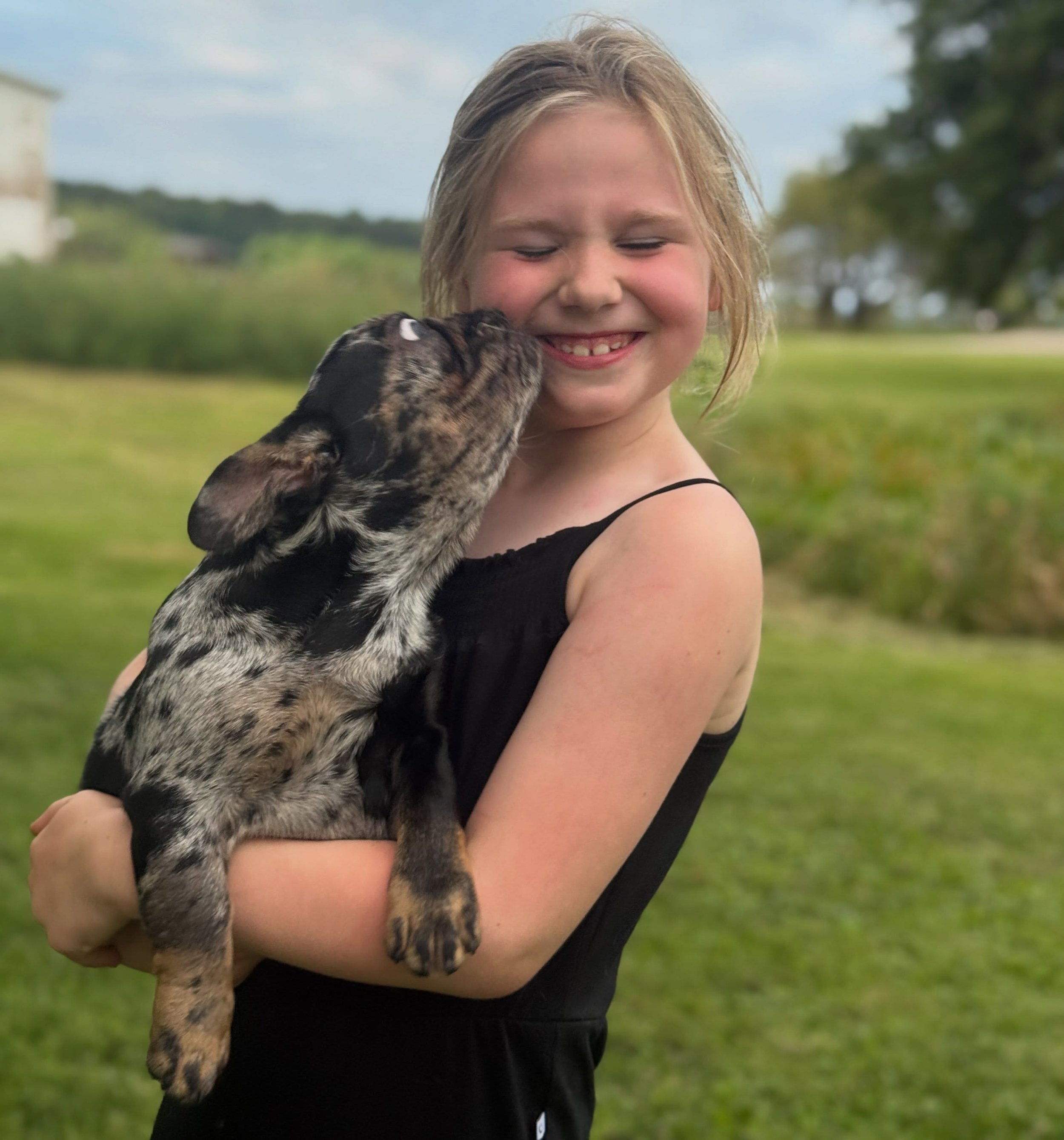 Giggles is such a lover&hellip;.shes couldn&rsquo;t smile for a pic when she could be kissing her favorite girl 😚🖤🐾 #kisses #puppykisses #drewdogs #frenchie #frenchiekisses
