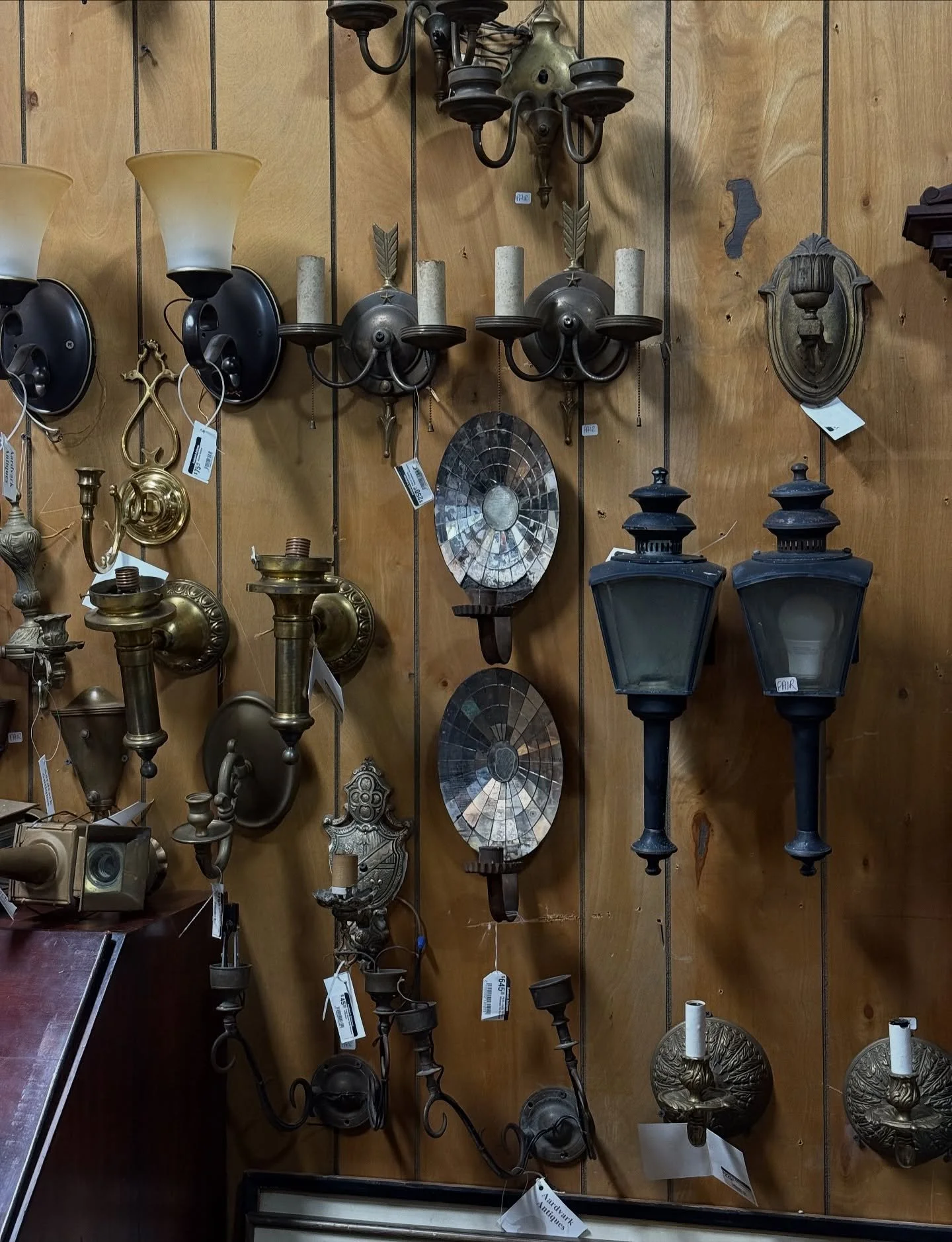 Sunday Inspo - New England Sourcing Edition.

My personal favorite hobby, is taking photos of antique millwork &amp; cabinetry and stressing my husband out about asking if he can &ldquo;figure that out&rdquo;. Cue photo 3s reflection for proof. 🤣 😭