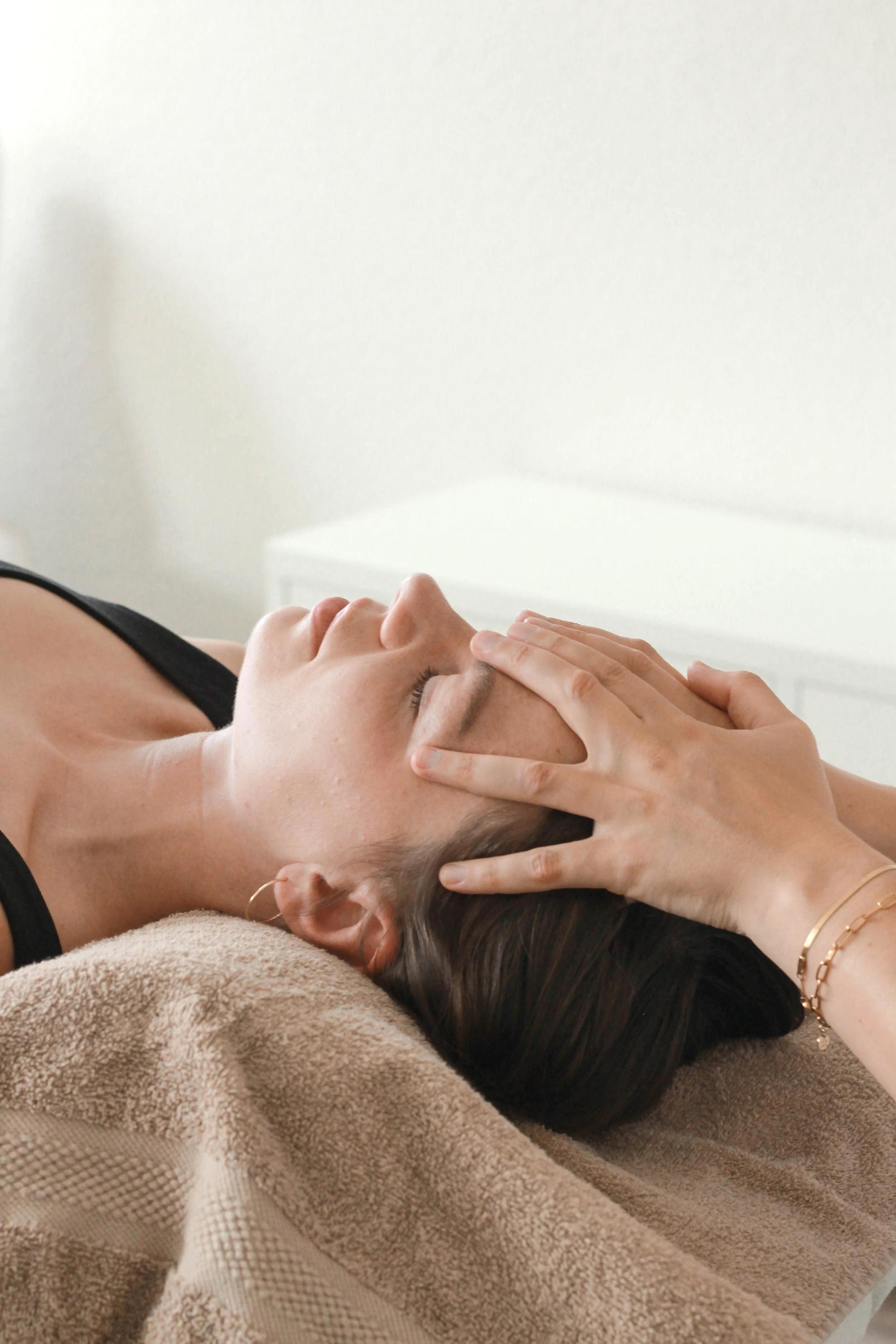 Person bei einer Gesichtsmassage in einem Wellnesssetting