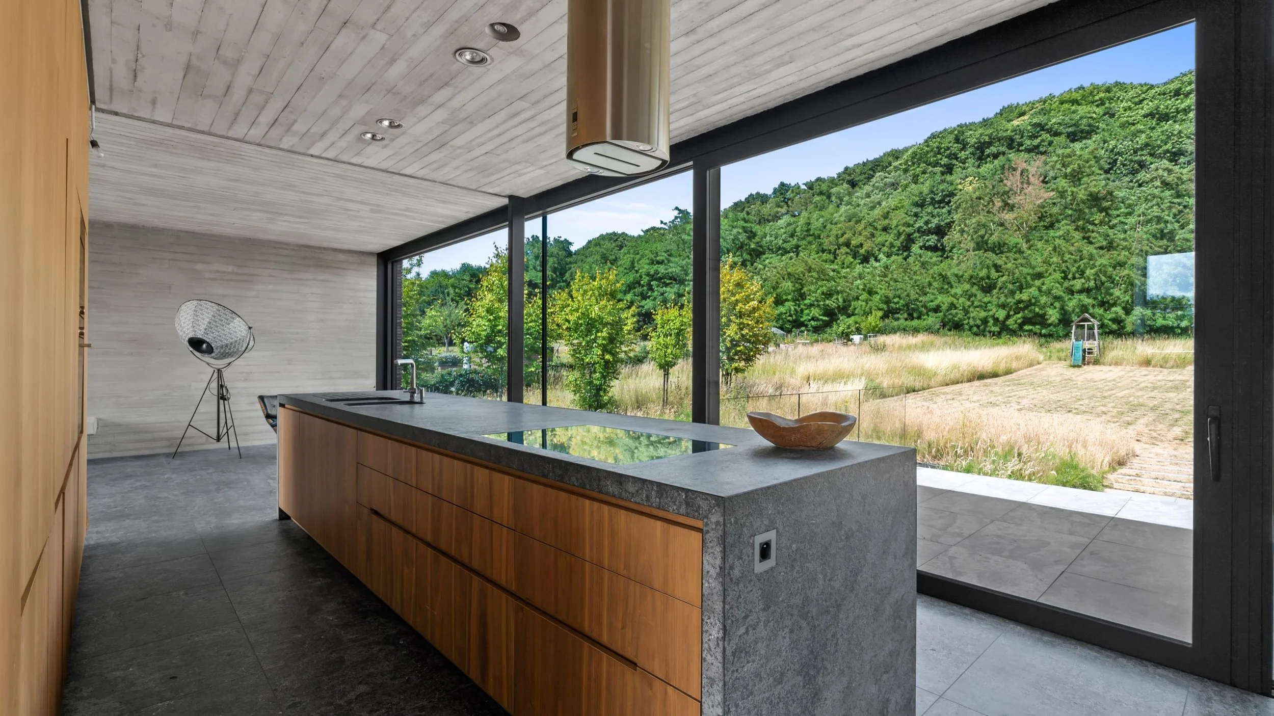 Rotselaar-glazen-achtergevel-zicht-op-tuin