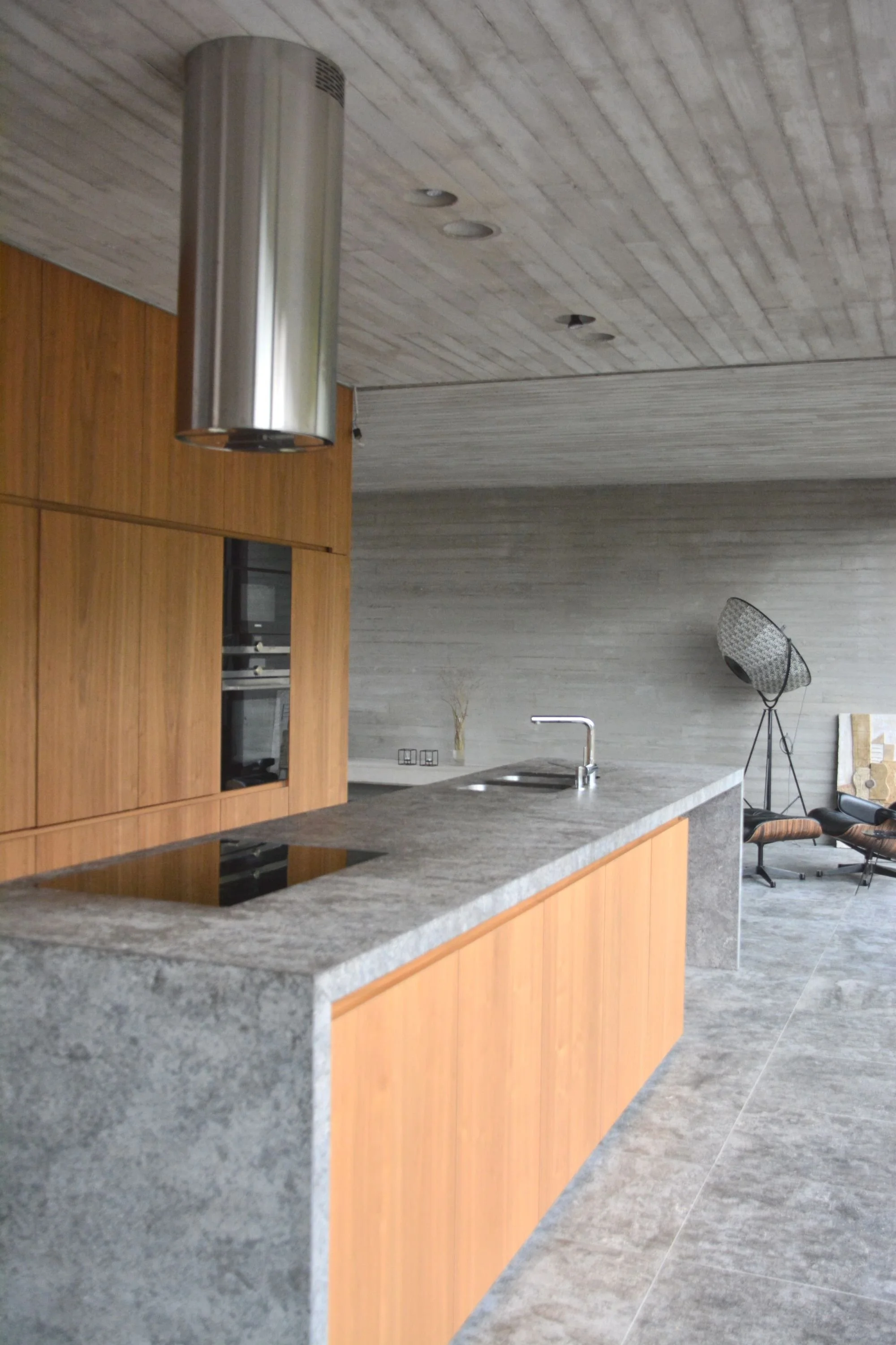 Rotselaar-moderne-keuken-hout-natuursteen