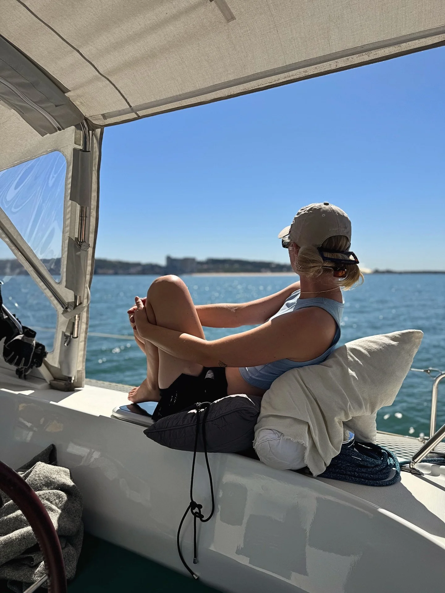 Let&rsquo;s go to Lisboa! 🇵🇹✨
We arrived on Thursday, celebrated my birthday on Friday, and ended up staying two extra nights &ndash; not because of the marina (trust me), but because of the weather. 

Now we&rsquo;re finally heading south again, 8