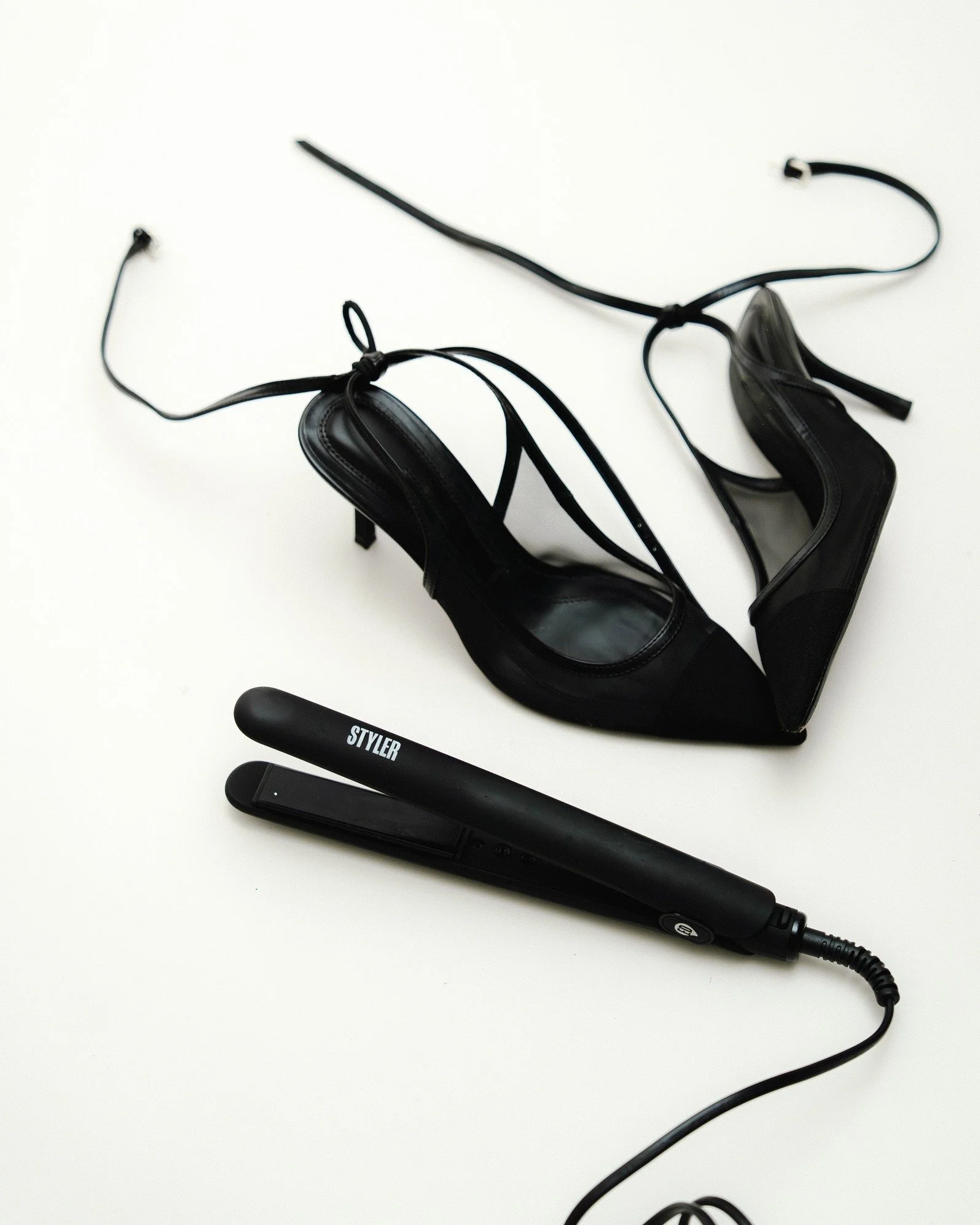 Effortless glam from head to toe 🖤 Sleek strands, bouncy curls or soft waves: our Evryday STYLER does it all.