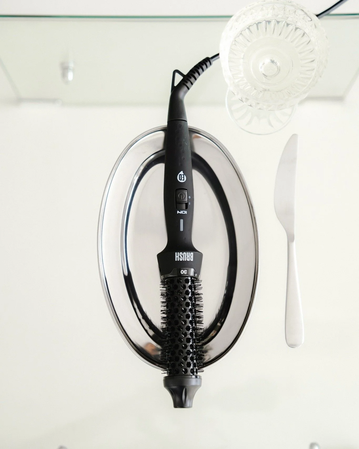 Serving glam on a silver platter ✨ Meet our Evryday BRUSH: your shortcut to a salon-worthy blowout at home. Available in 30 mm and 40 mm.
