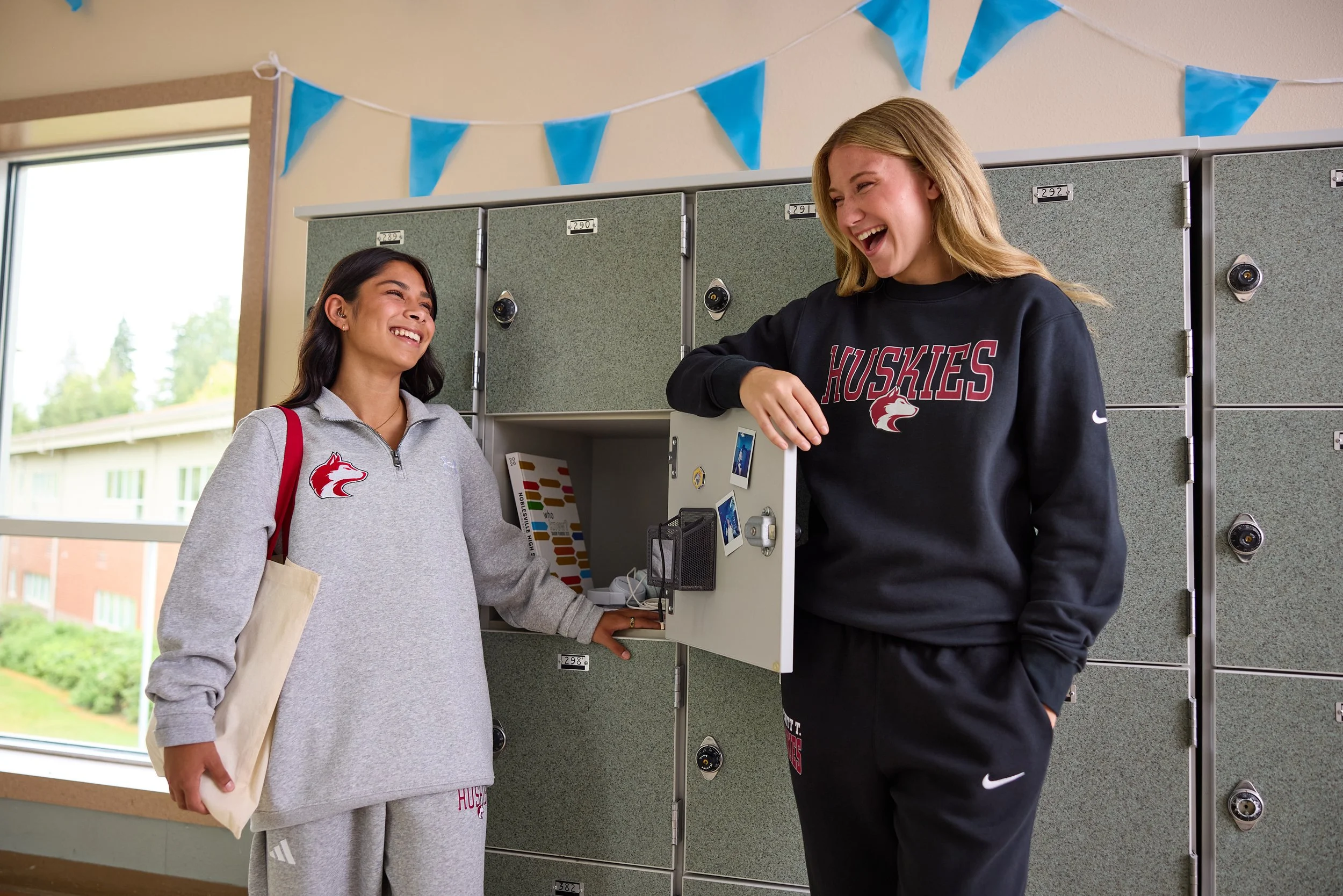 Lockers_Hang_Girls_2_036.jpg