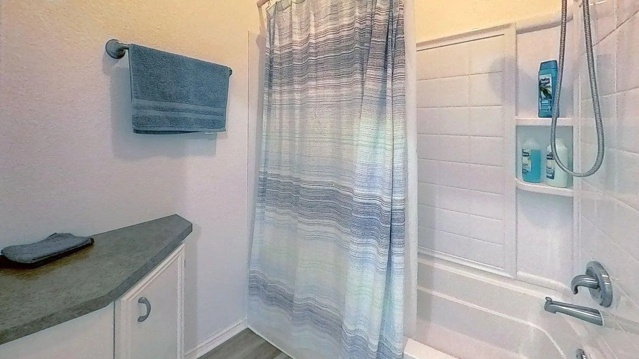 433-W-San-Antonio-St-Bluebonnet-Bathroom.jpg