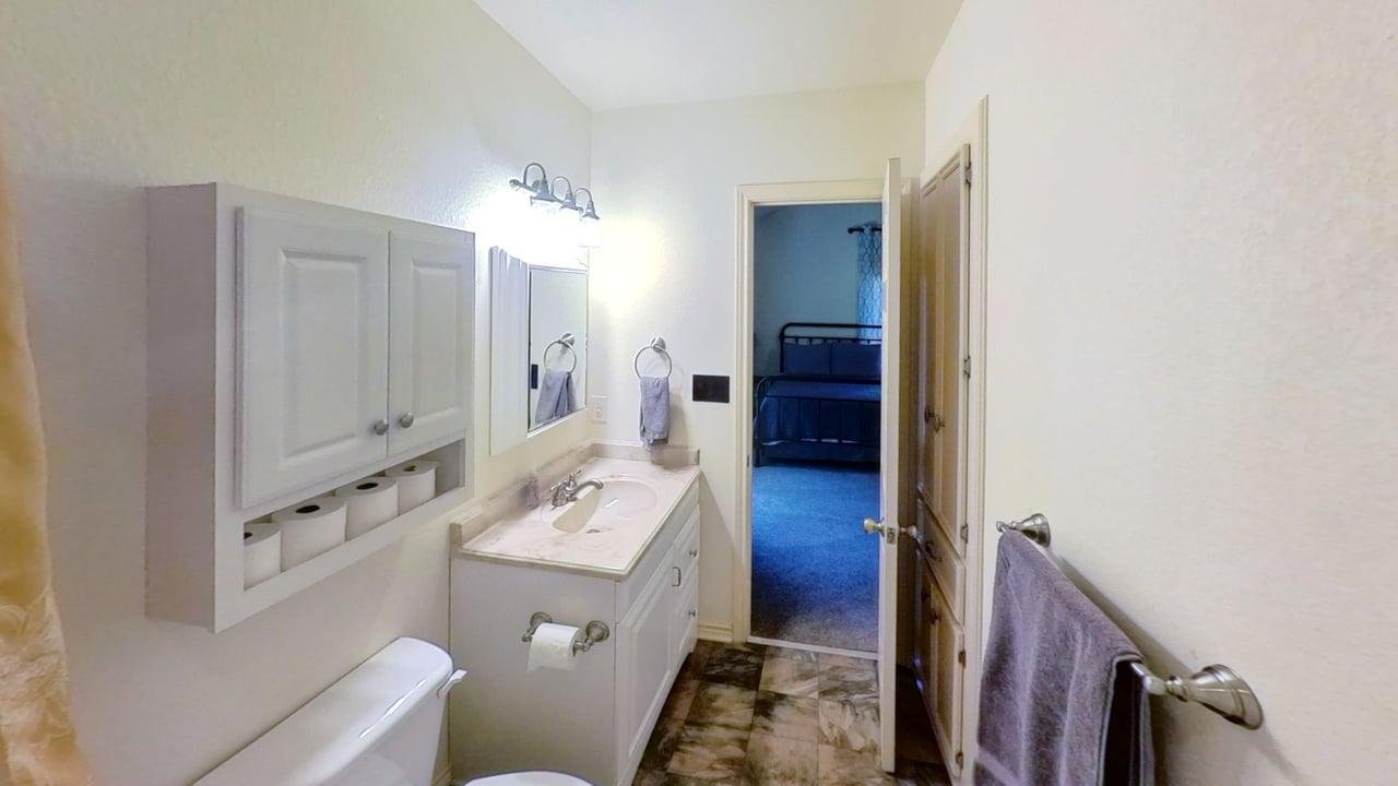 433-Sunflower-W-San-Antonio-St-Bathroom.jpg