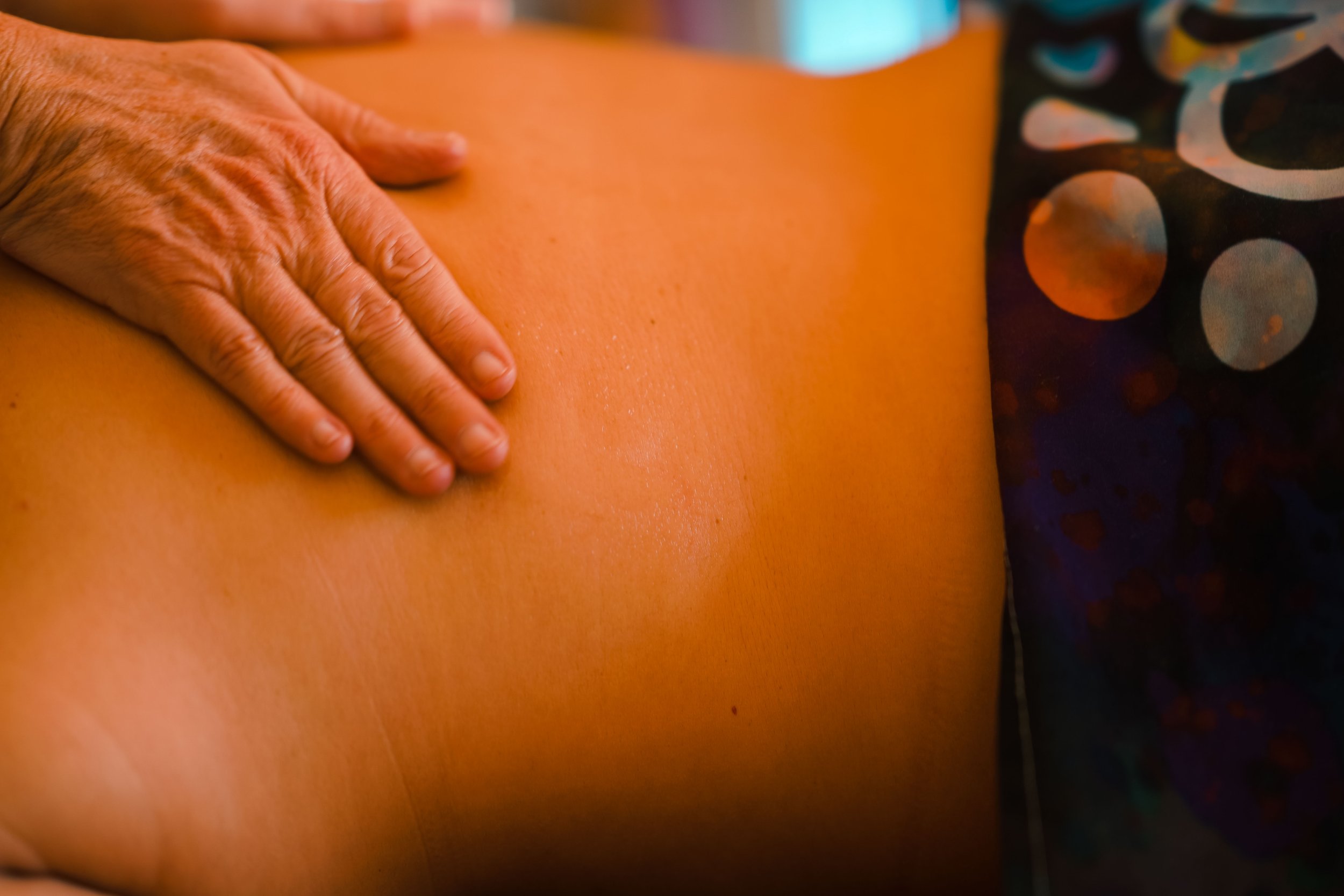 Massage des mains sur le dos, peau nue.