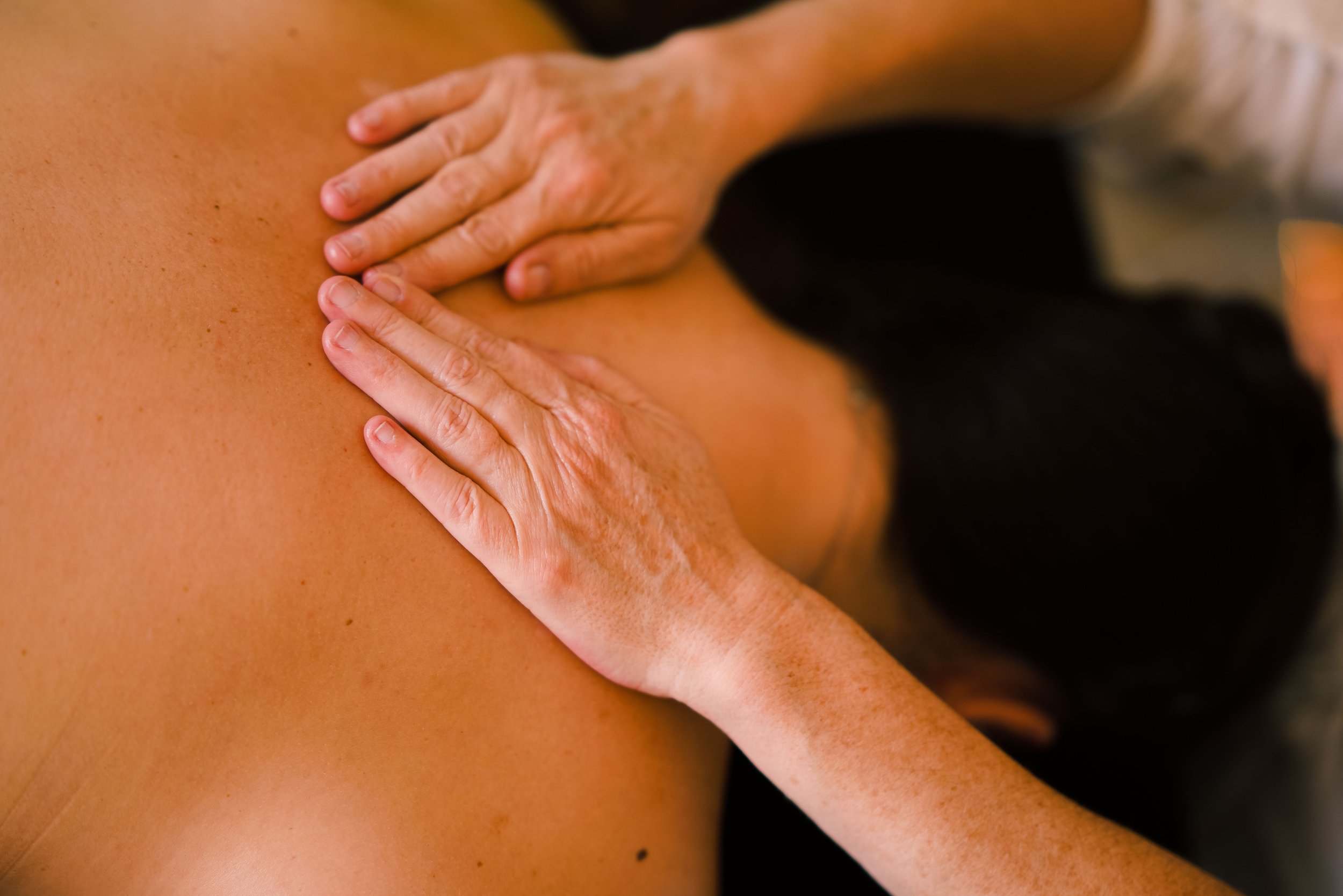 Un massage du dos avec deux mains.