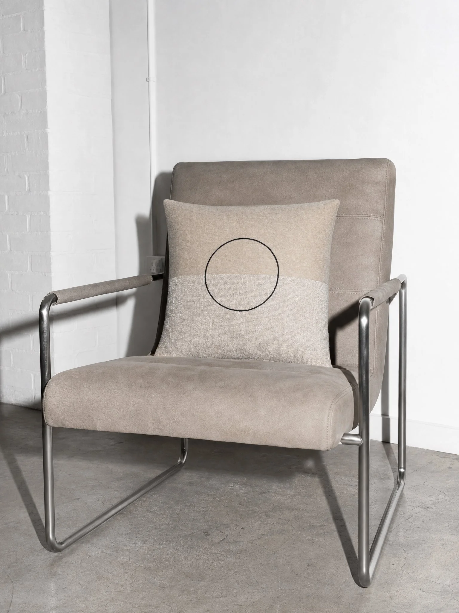 Generated-with-Kive.ai---WHITE-ROOM-FLASH-LUAR_03-on-a-modern-chair.jpg