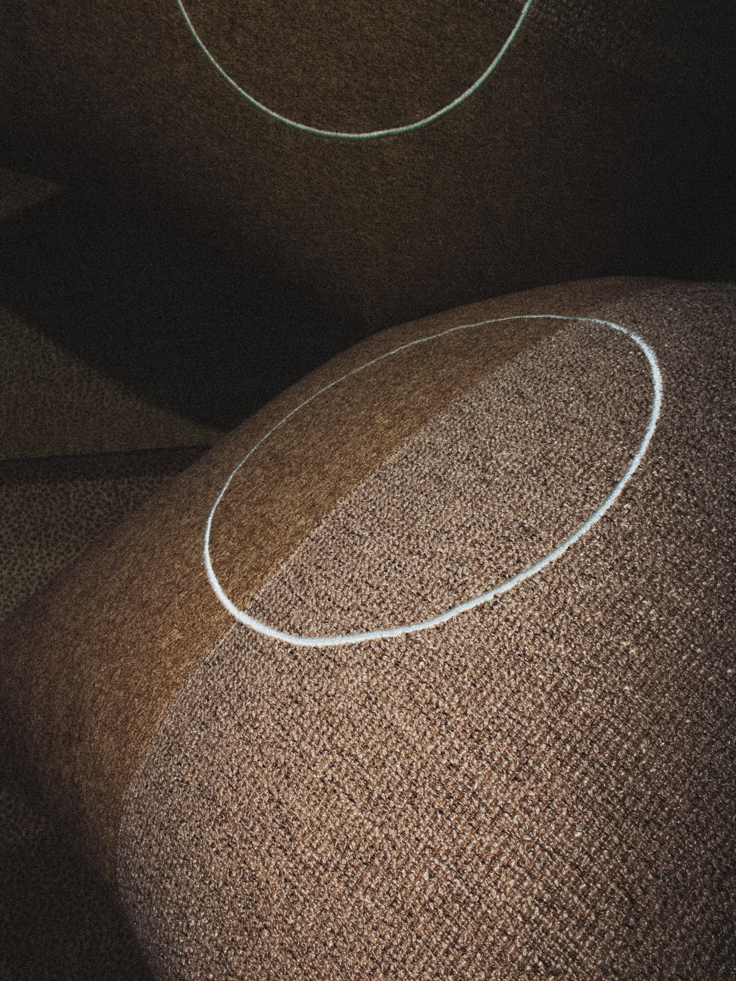 LUAR_02

A circular gesture extends across the surface of the object, shifting as it meets changes in texture and construction. Dense brown weaves give the piece its weight, while white embroidery brings definition to its softened form.

Made individ