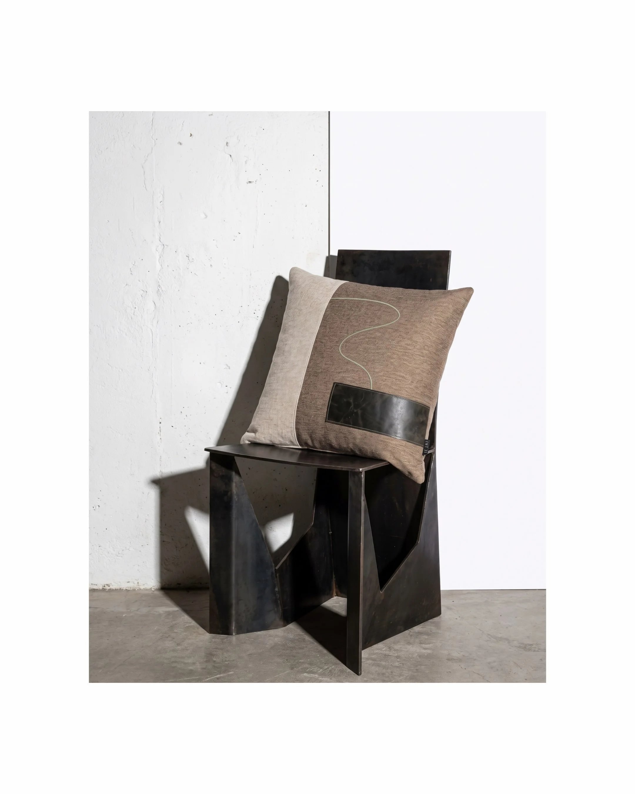 BASARI_01 is defined through material contrast &mdash; burlap and beige woven textiles, fluid olive embroidery, and dark green leather.

Raw texture meets controlled movement, with embroidered linework introducing rhythm within a restrained, earthy p