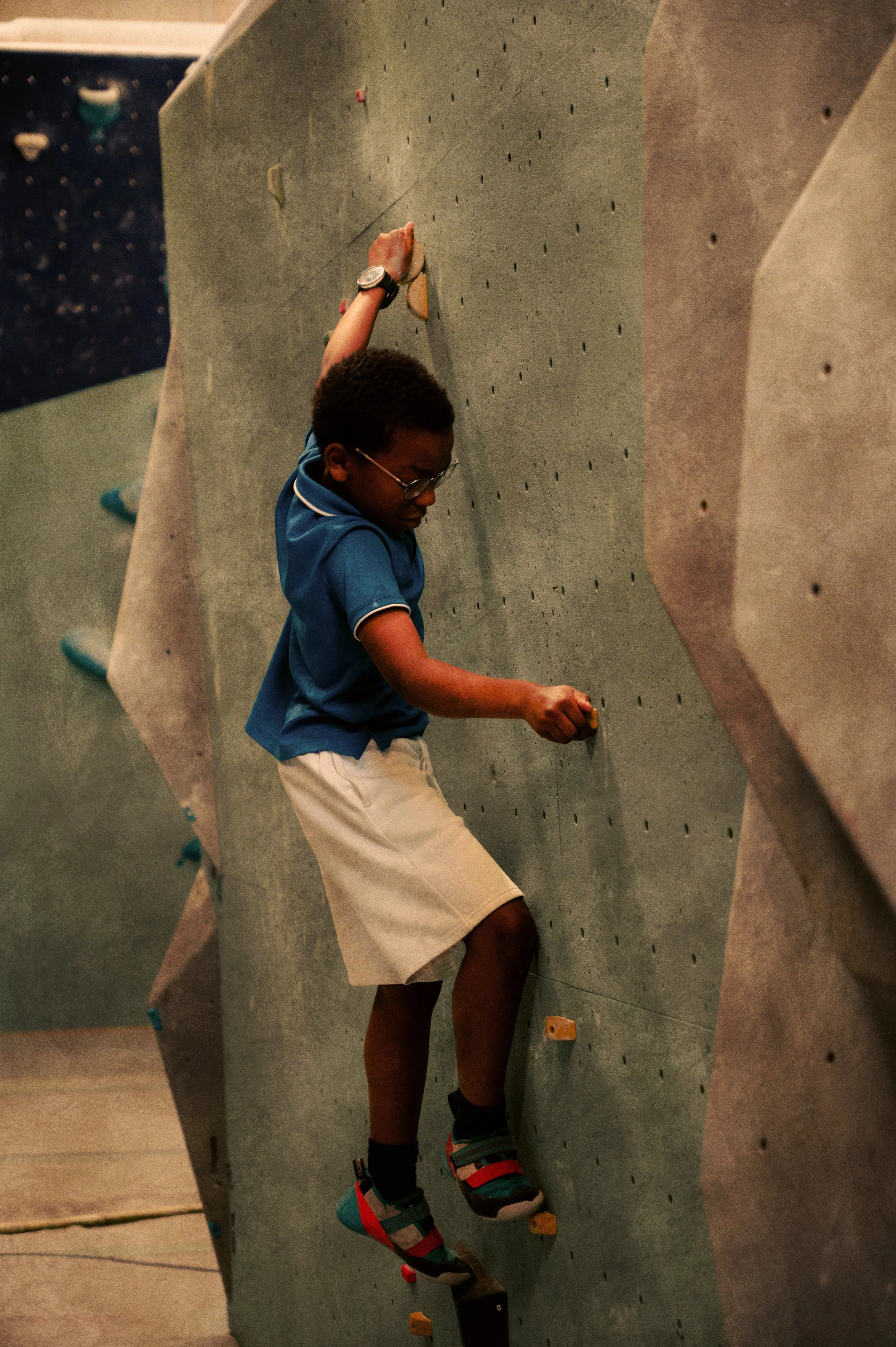 Enfant faisant de l'escalade