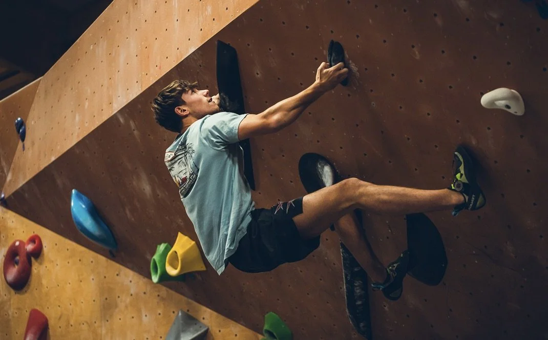 Grimpeur en action chez Arkose