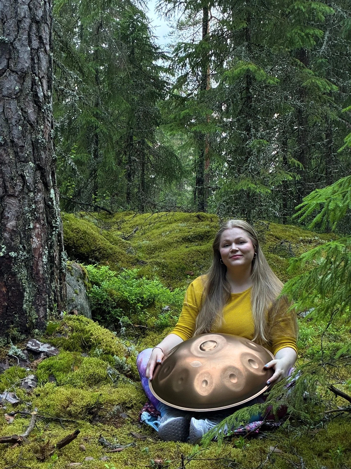 &rdquo;H&auml;n luotti sis&auml;isiin kuiskauksiin, taivaan tuikkiviin polkuihin.

H&auml;n kuunteli kuudetta aistiaan, antoi kaipauksen toimia kompassinaan.

Ja vaikka ymp&auml;r&ouml;iv&auml; maailma teki parhaansa ohjatakseen h&auml;net harhaan, h