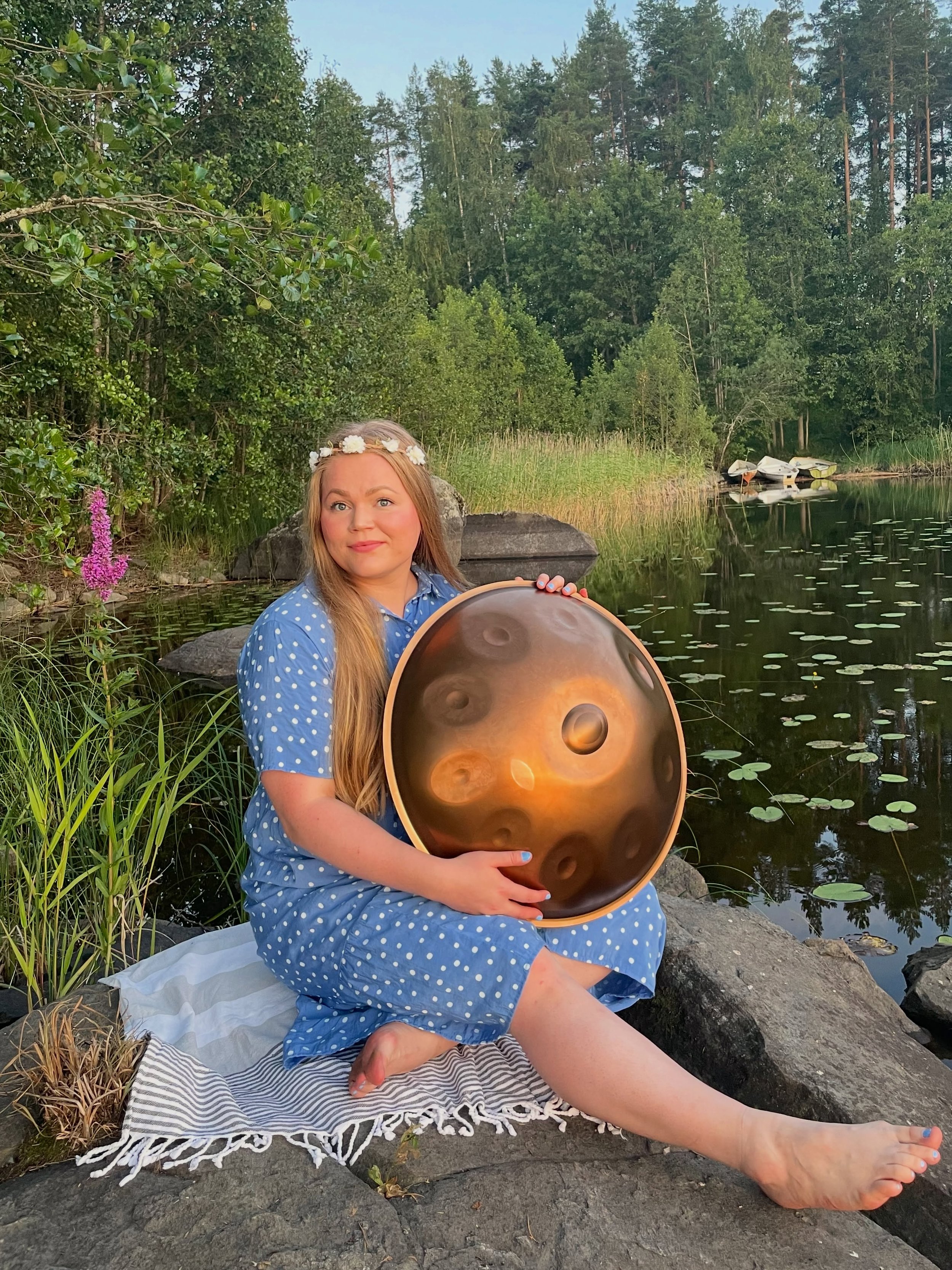 Postikortti 💌 &amp; VUOSIP&Auml;IV&Auml;!! 🧚🏻🎵🎞️💘 Tasan vuosi sitten starttasimme yst&auml;v&auml;ni @katjatar kanssa kehitt&auml;m&auml;ni &rdquo;Rytmin juurilla&rdquo; -kuvauskes&auml; konseptin.

Kes&auml;ll&auml; 2025 kiersimme kauniissa ja