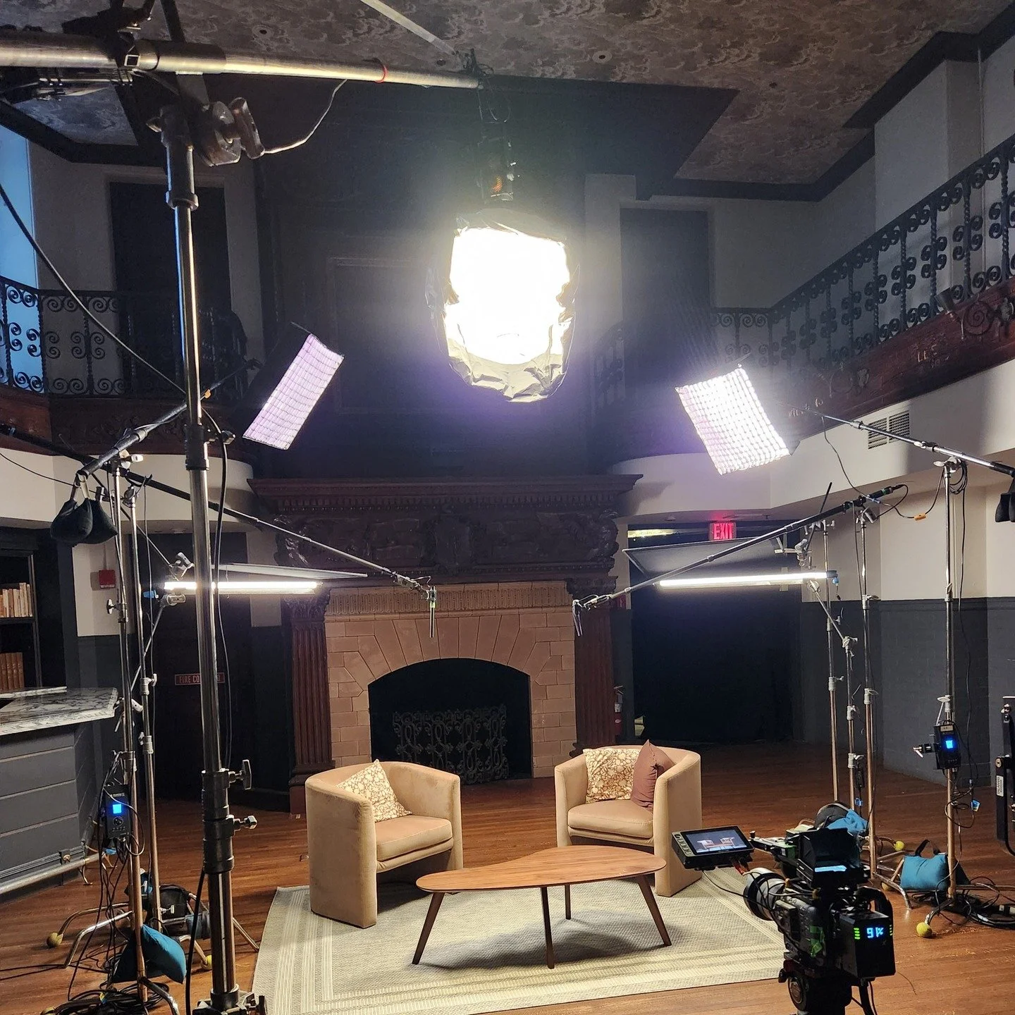 Had the pleasure of working with @jamie.sullivan.mahon toward the end of last year. He brought me on to gaff a handful of sitdown interviews and this is how we pulled it off.

Jamie came in with a clear vision for the look. We started with a cross ke