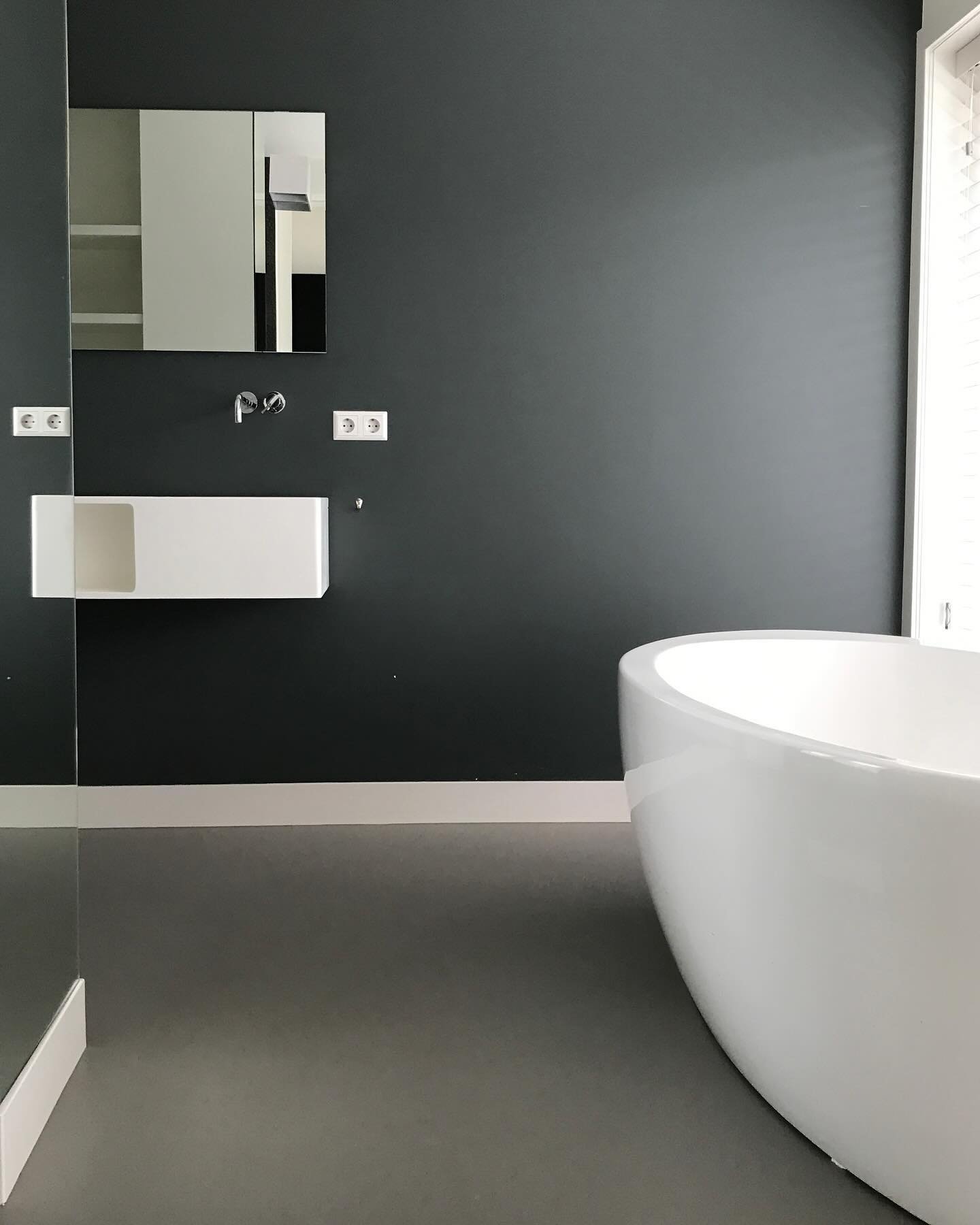 Floor and walls restored with natural colours and paints