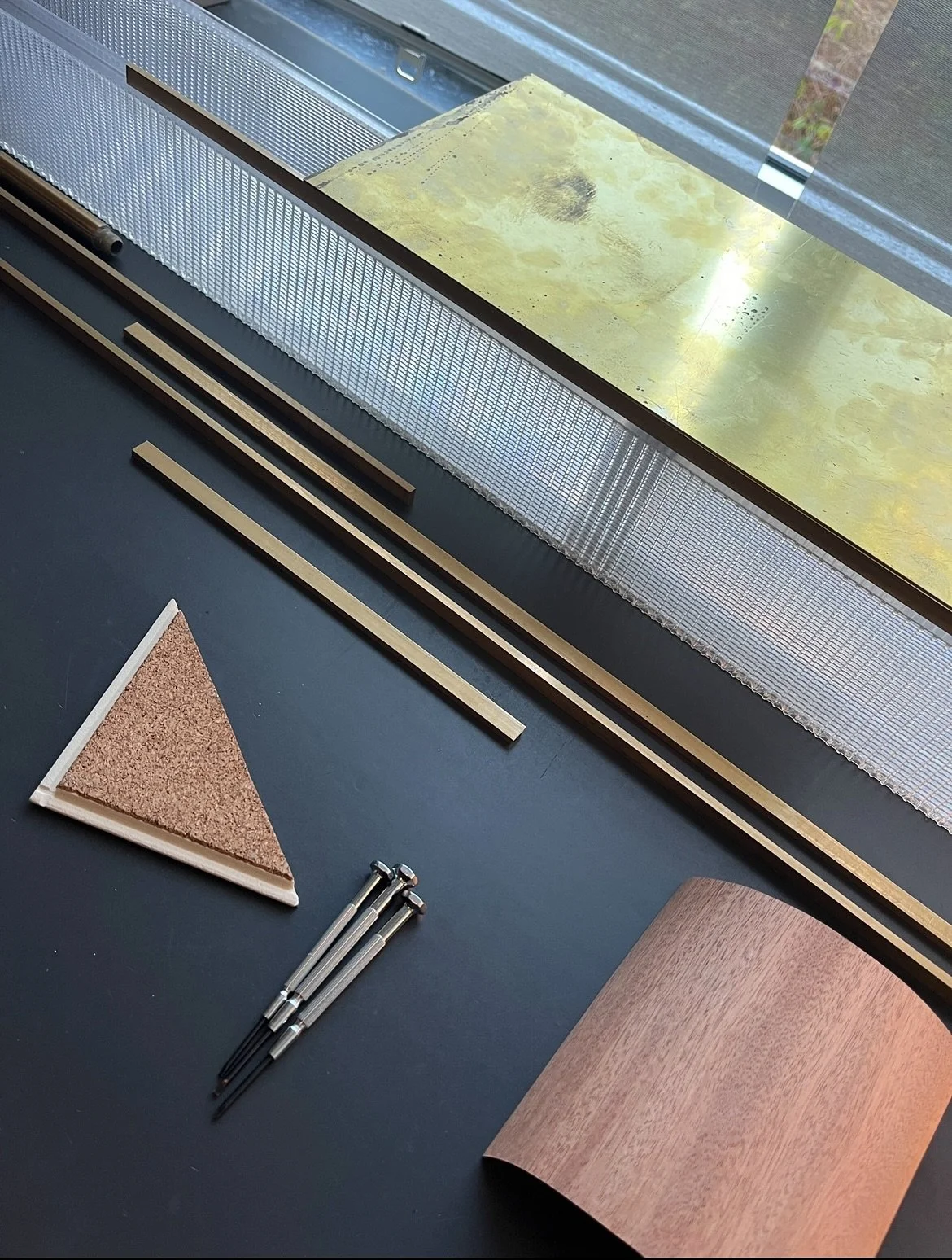 Made by me⚒️
Deze vintage armaturen met een kunststof kristalreli&euml;f vond ik in een in een oud bedrijfspand. Ze leken me perfect om een nieuw leven in te blazen dus maakte ik er een nieuw ontwerp van, geschikt voor bijvoorbeeld in een horeca of k