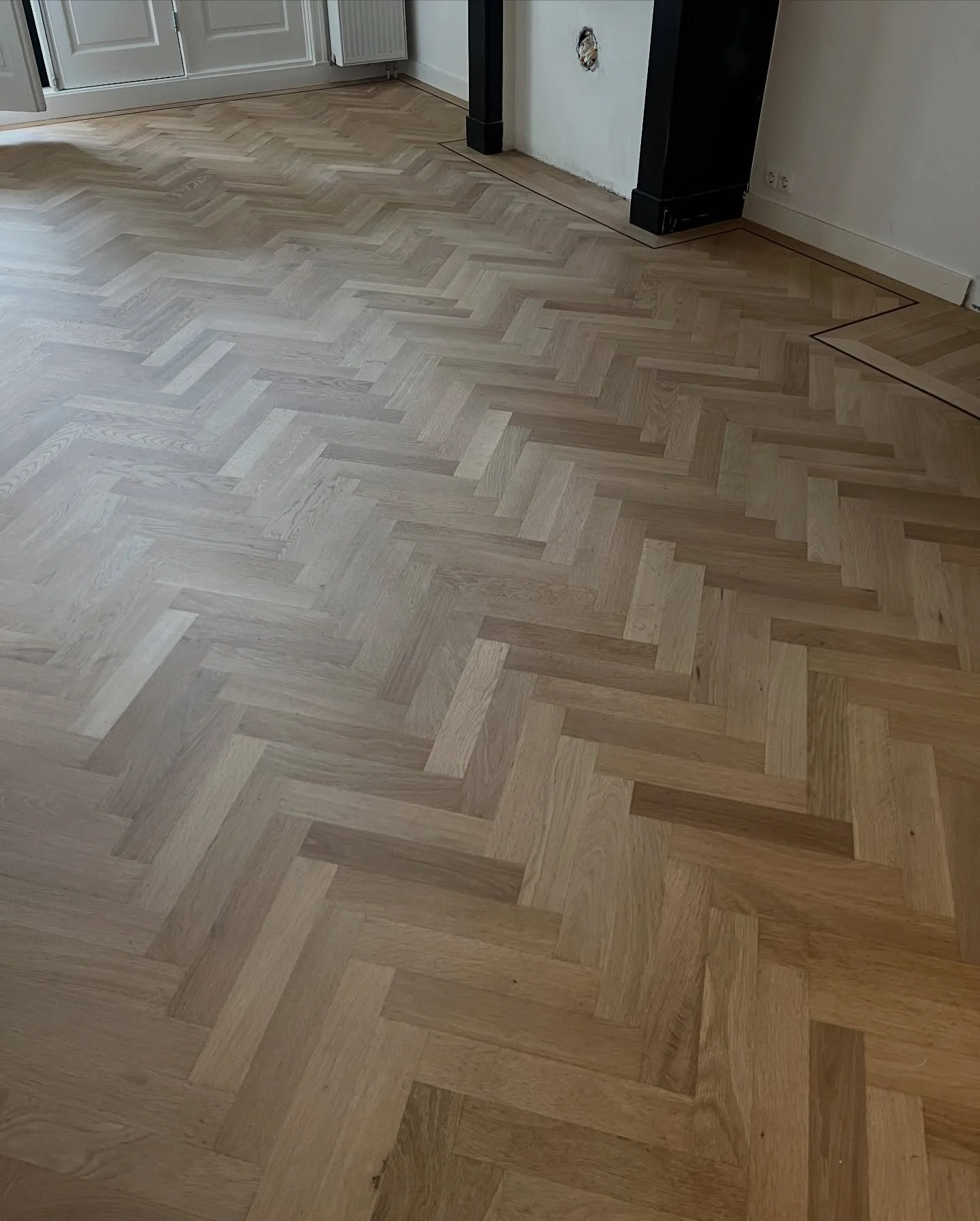 Before &amp; after - parketrenovatie🪚
Volledig aan geheeld, afgeschuurd en opnieuw gelakte klassieke parketvloer door het hele huis

#beforeandafter #parket #vloeren #visgraatvloer #visgraat