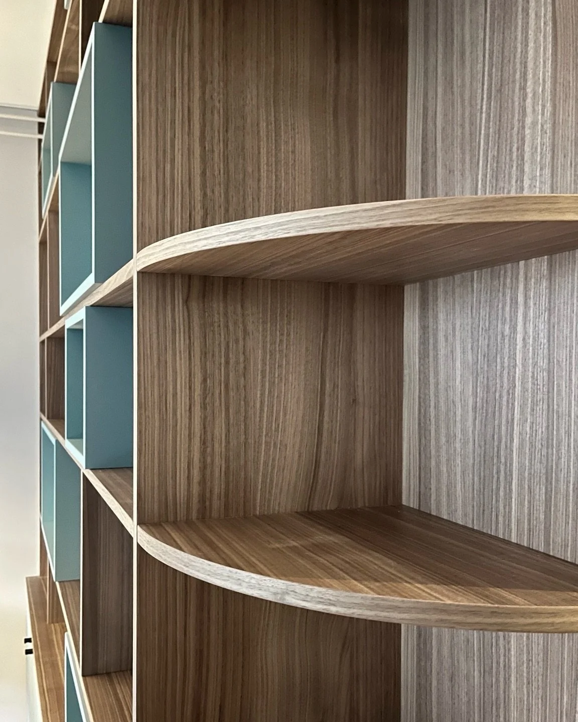 Kast op maat📐
In dit totaal renovatie project, inclusief styling plan, hebben we samen met de klant een boekenkast op maat ontworpen, gemaakt en geplaatst, geheel volgens de wensen en behoeftes in de woning👌🏼Geweldig wat een custom-made interieurs