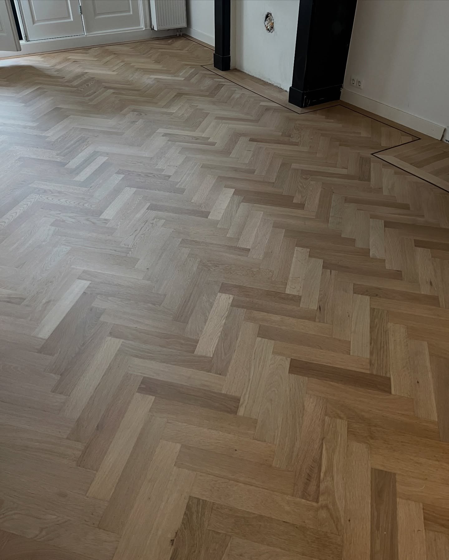 Before &amp; after - parketrenovatie🪚
Volledig aan geheeld, afgeschuurd en opnieuw gelakte klassieke parketvloer door het hele huis

#beforeandafter #parket #vloeren #visgraatvloer #visgraat